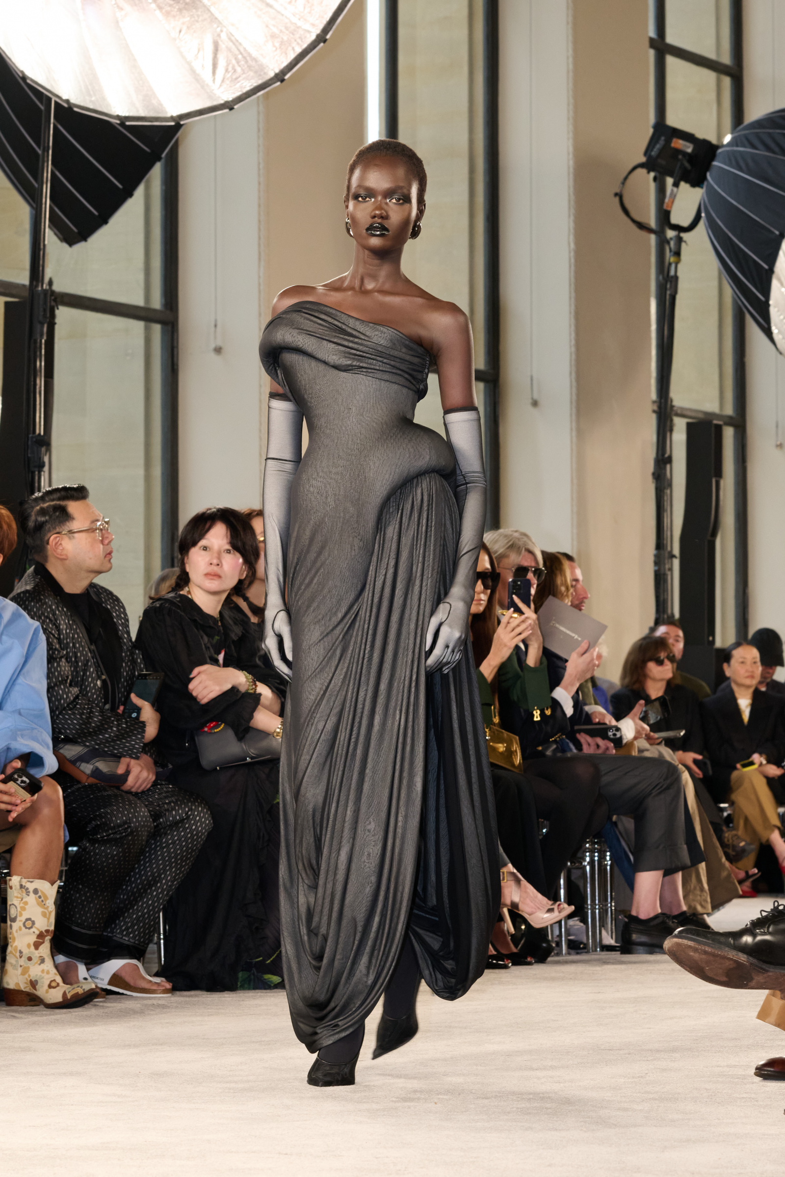 Marynarki bez klap przebojem pokazu haute couture Schiaparelli na sezon jesień-zima 2025-2026 (Fot. materiały prasowe)
