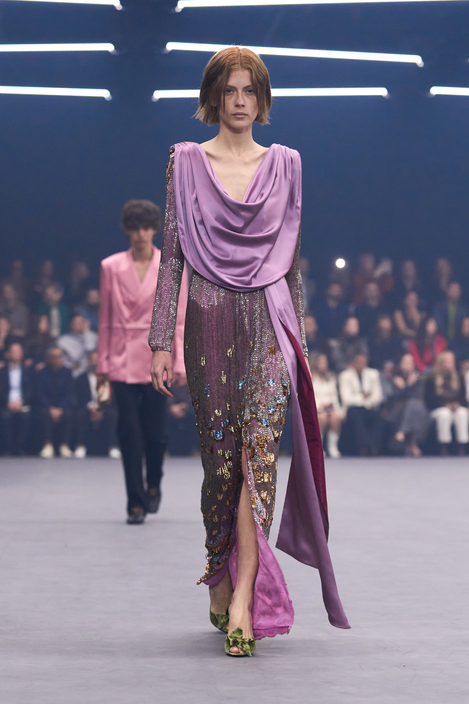 Purpurowa sukienka  (Fot. materiały prasowe)