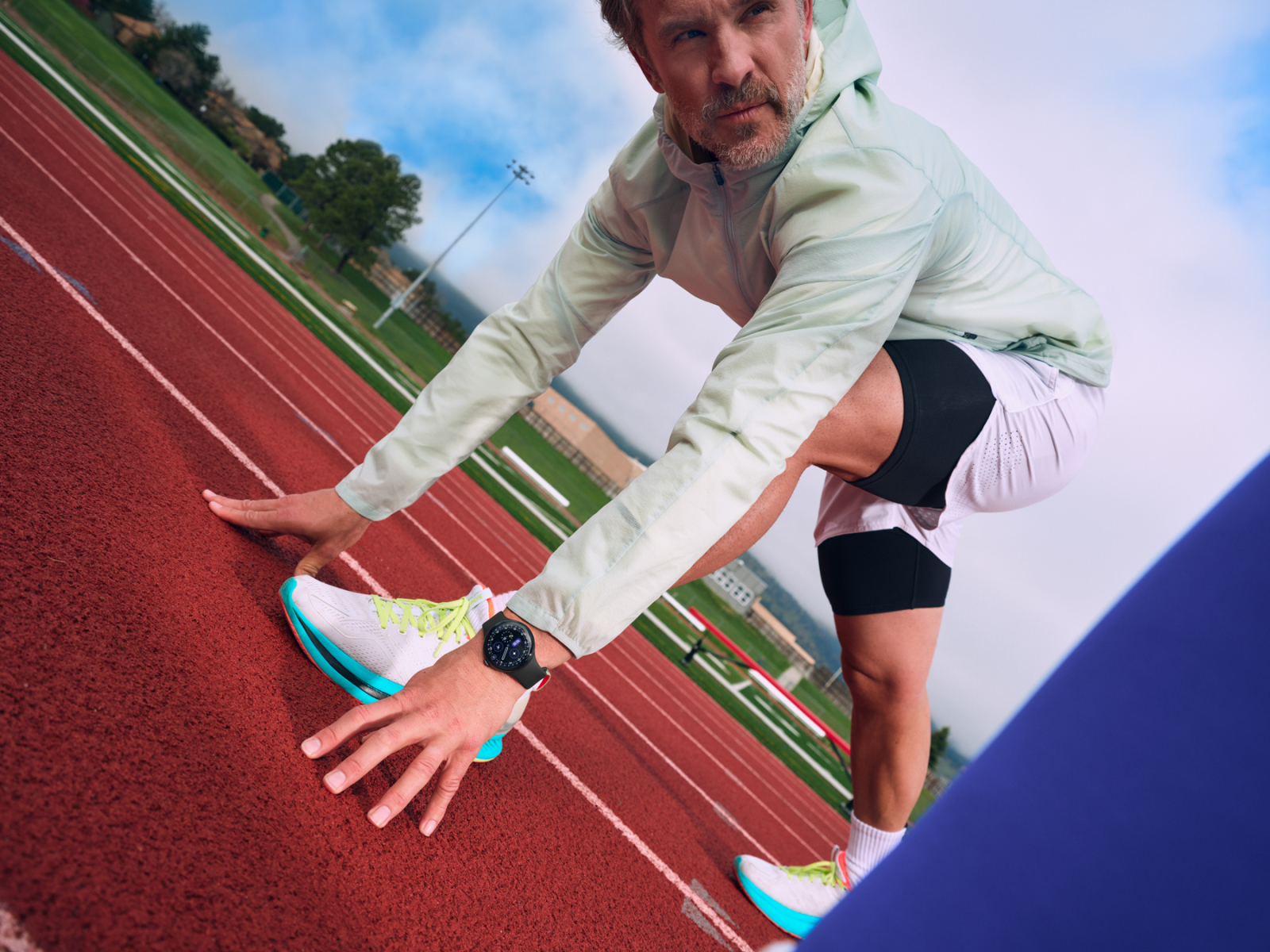 Nowy smartwatch Google Pixel Watch 4 jest idealnym towarzyszem sportowych aktywności / Fot. Materiały prasowe