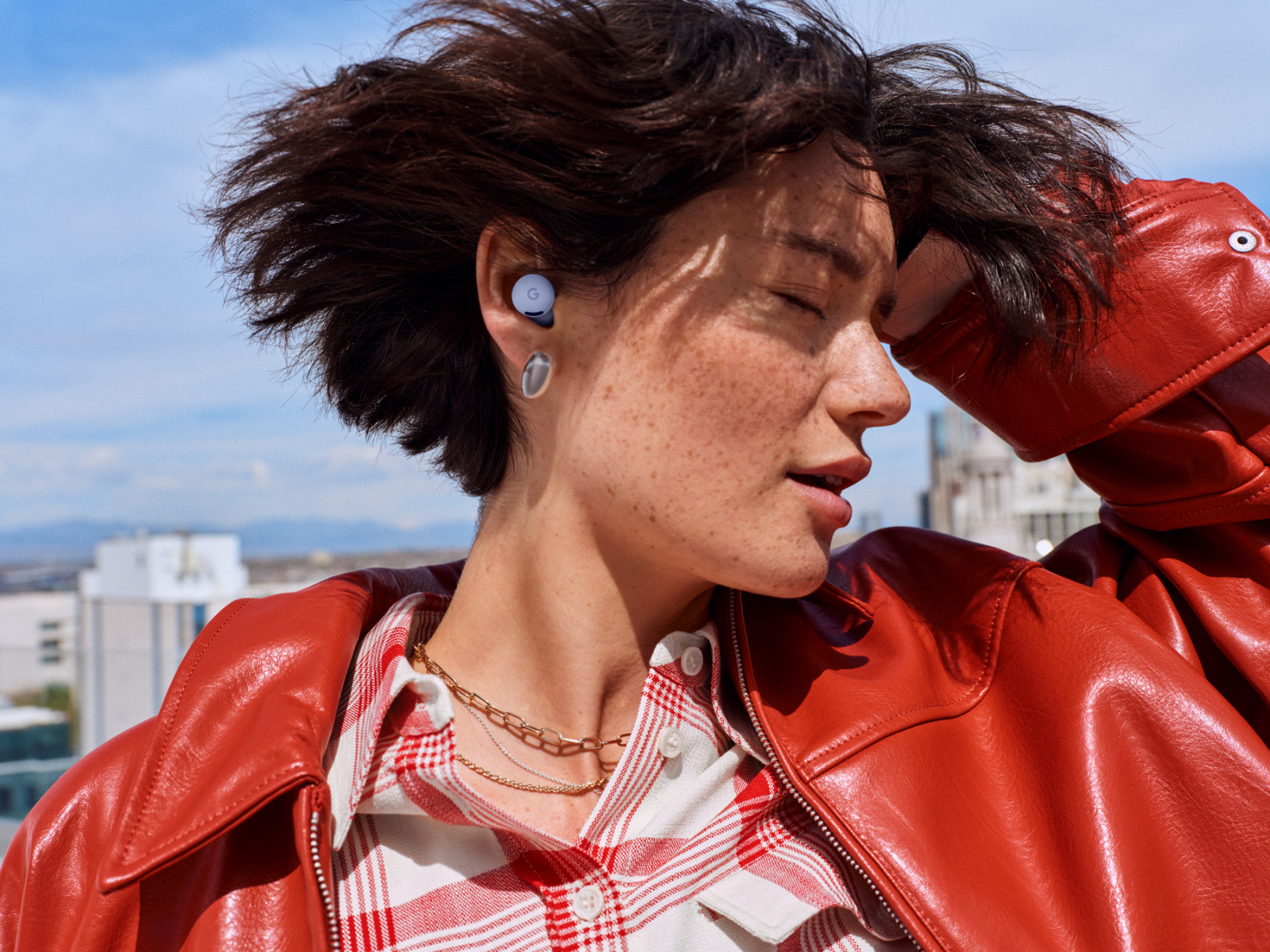 Słuchawki Google Pixel Buds 2a zapewniają krystaliczną jakość dźwięku i funkcje dostępne dotychczas w słuchawkach premium / Fot. Materiały prasowe