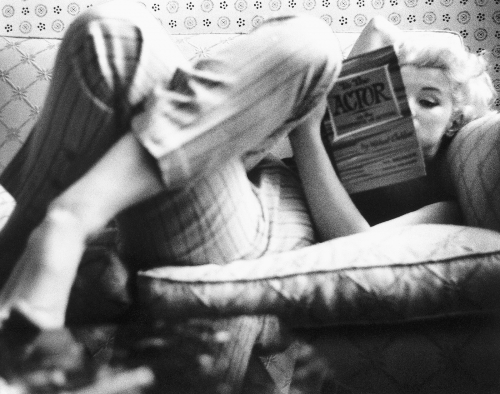 Marylin Monroe czytająca książkę. Skąd ty czerpiesz inspirujące cytaty o życiu? / Fot. Ed Feingersh/Michael Ochs Archives, Getty Images