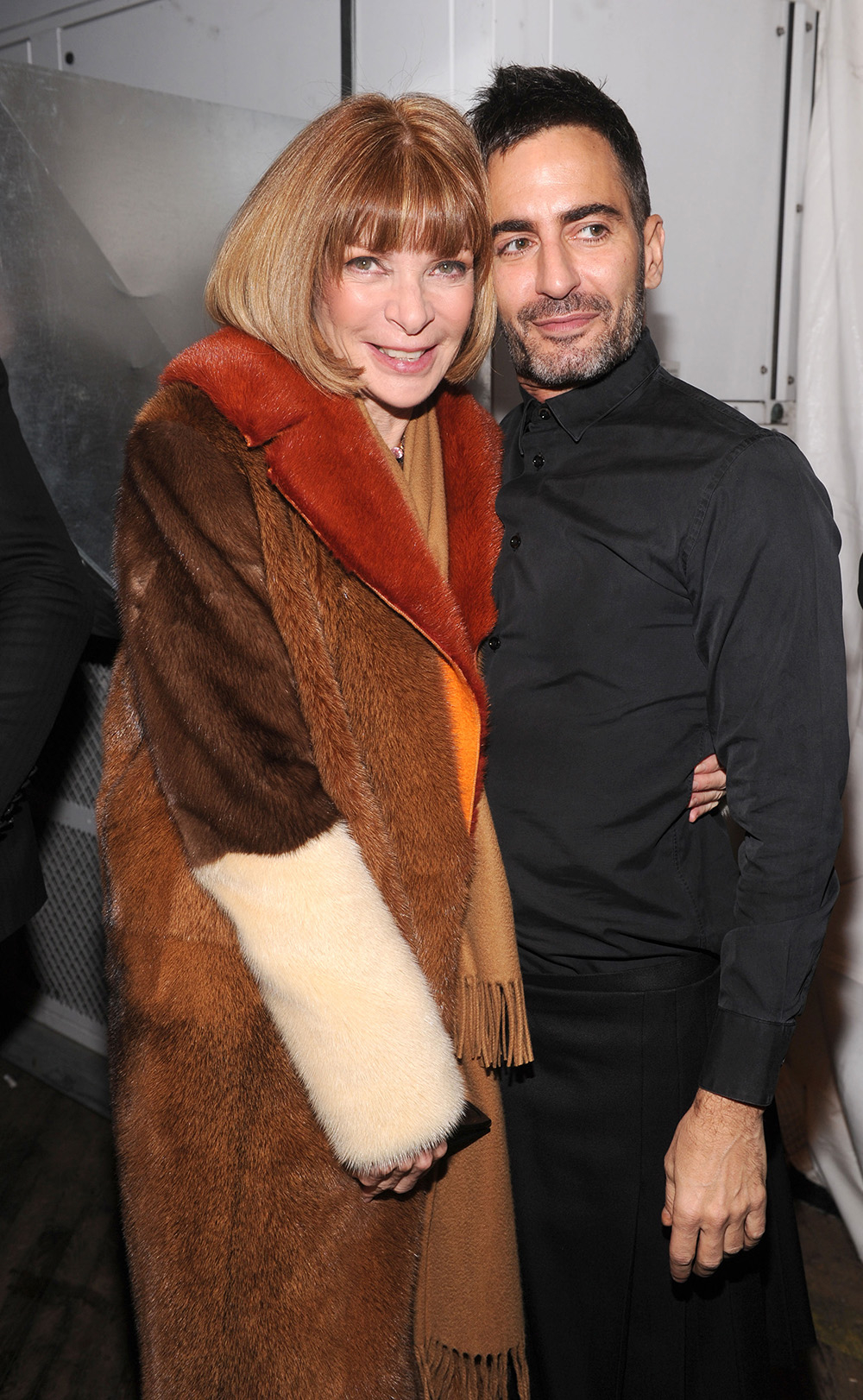 Anna Wintour w futrze przytula się do Marca Jacobsa podczas wydarzenia modowego.