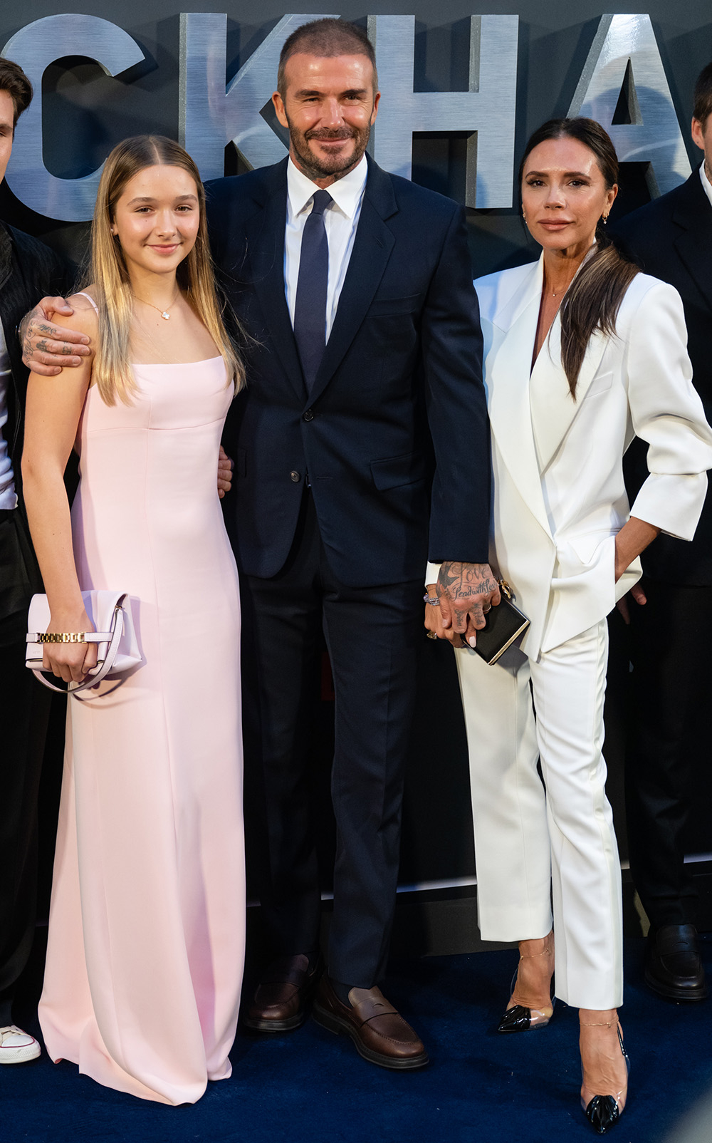 David Beckham, Victoria Beckham, Harper Beckham pozują.