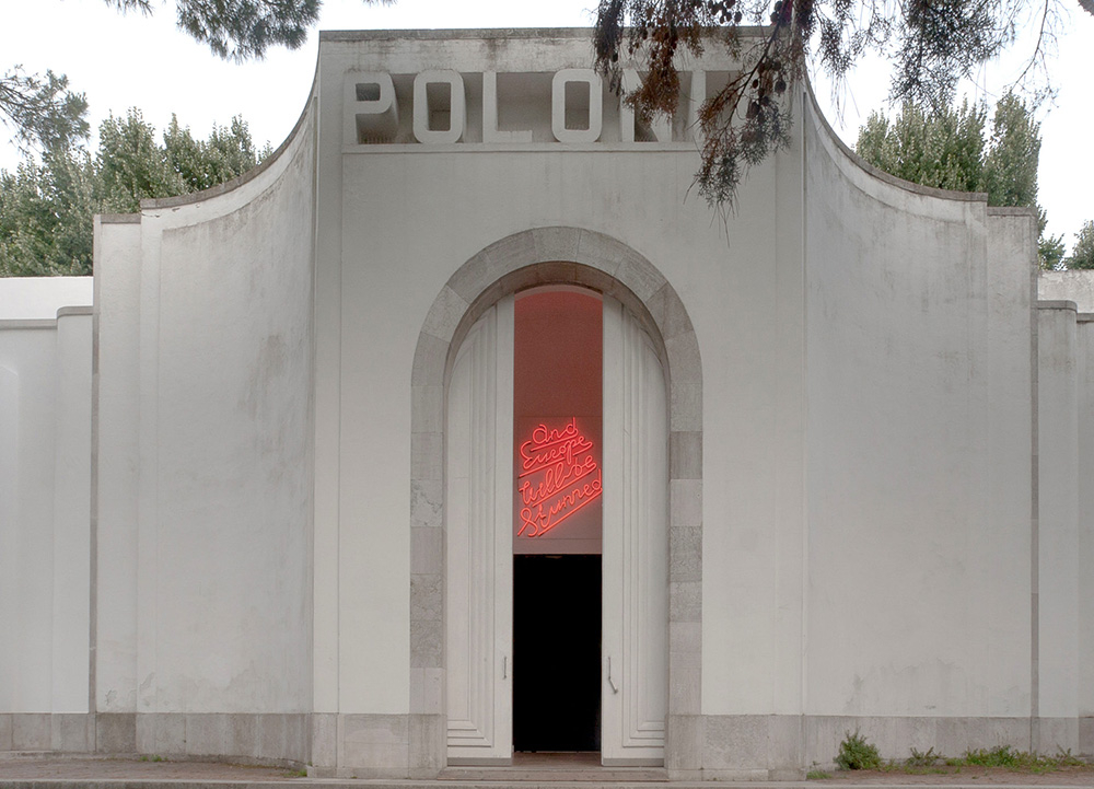 Polski pawilon Biennale Sztuki w Wenecji, z charakterystycznym napisem i neonowym oświetleniem wejścia.