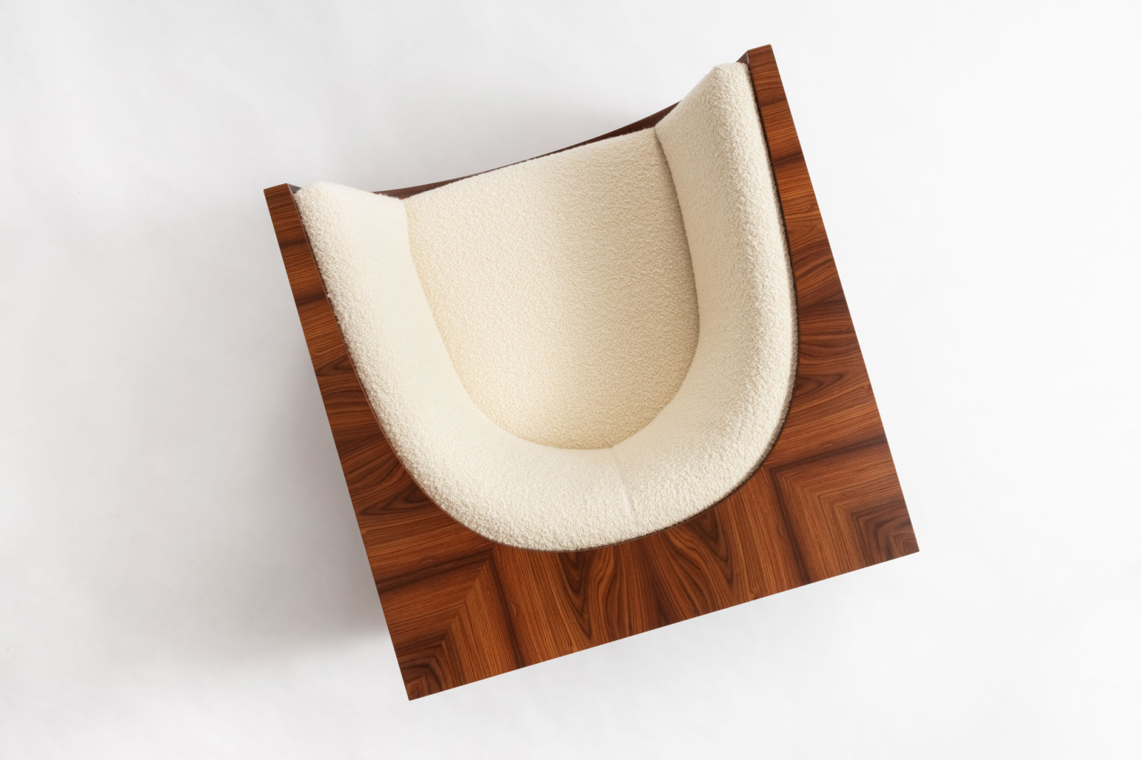 Fotel Cubo autorstwa Jorge Zalszupina, z jasnym obiciem i drewnianą podstawą. Elegancki design.