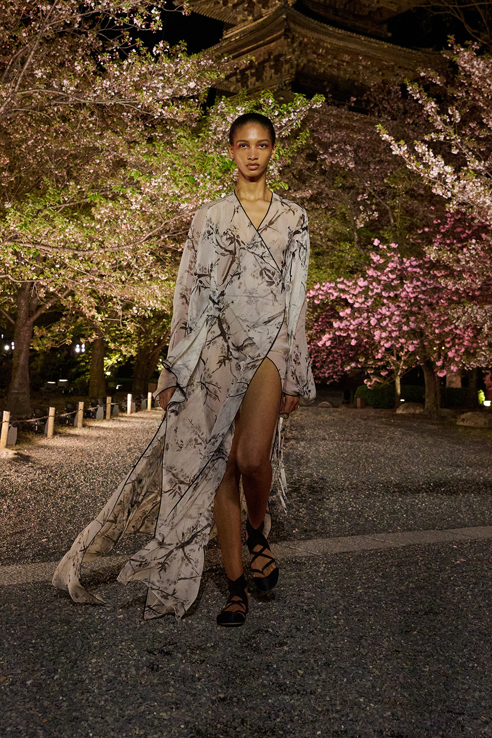 Najnowsza kolekcja domu mody Dior pre-Fall 2025 hołduje dalekowschodniej tradycji ubioru, odnosi się też do archiwów marki. Jak dziś nos się Miss Dior?