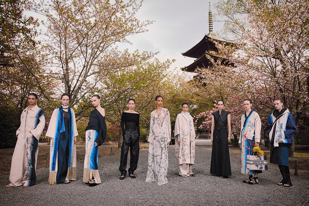 Najnowsza kolekcja domu mody Dior pre-Fall 2025 hołduje dalekowschodniej tradycji ubioru, odnosi się też do archiwów marki. Jak dziś nos się Miss Dior?