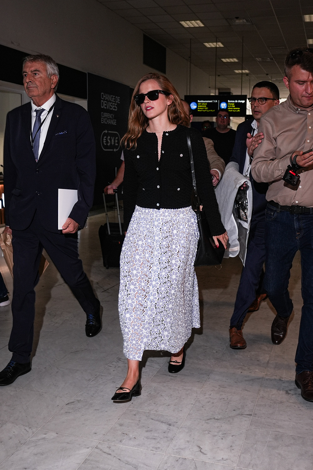 Emma Watson powróciła do Cannes. Aktorka założyła koronkową spódnicę do żakietu bez klap. Z dodatków wybrała czarne baleriny. Brytyjka wyglądała jak prawdziwa paryżanka.