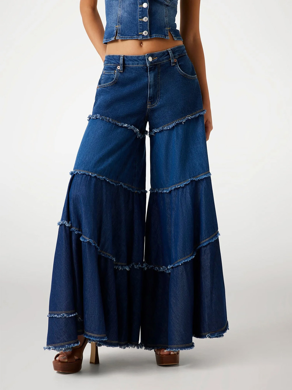 Damskie jeansy boho o szerokim kroju, zdobione frędzlami, idealne na letnie stylizacje.