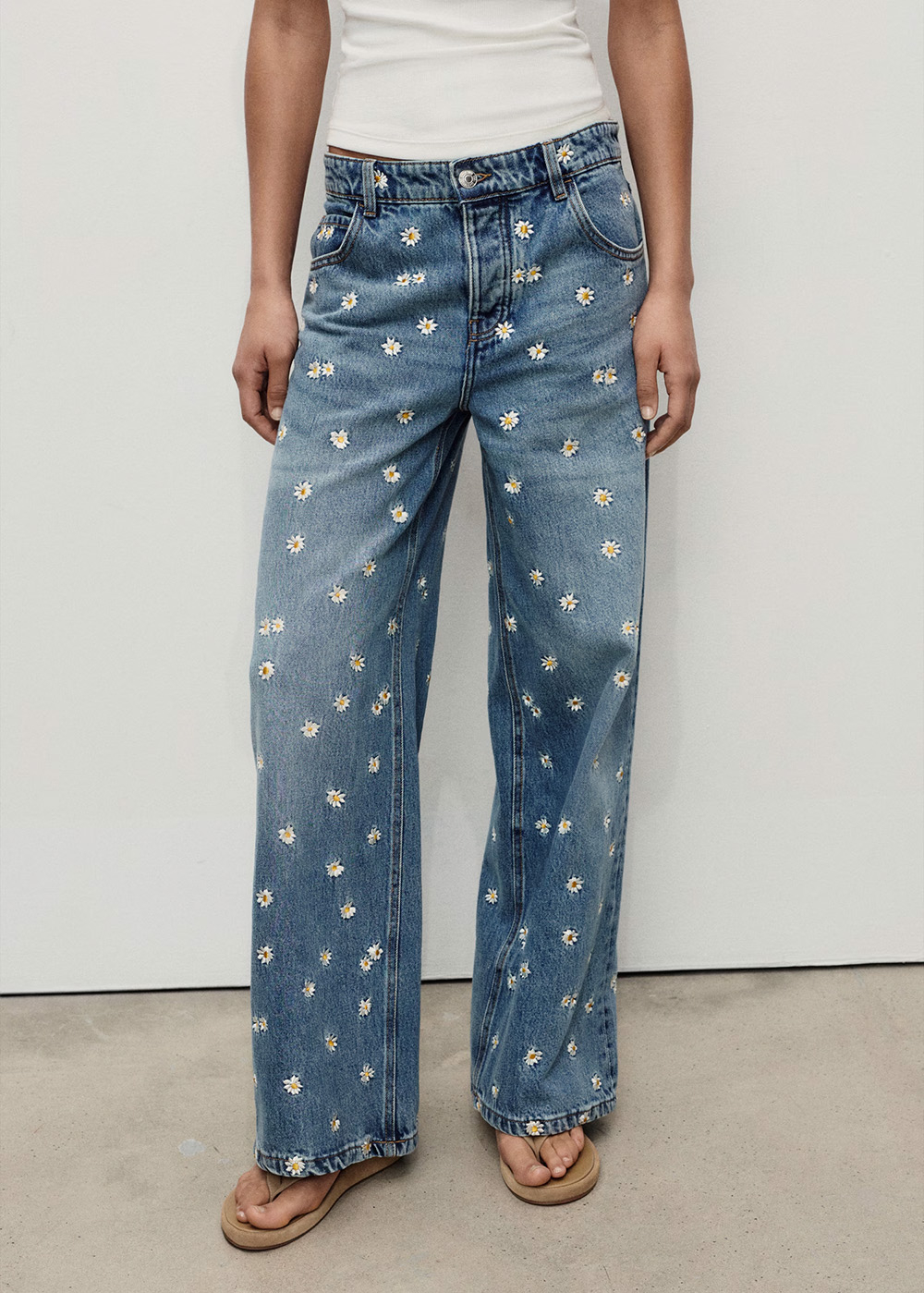 Damskie jeansy boho z haftem w kwiaty, o luźnym kroju, idealne na letnie dni.