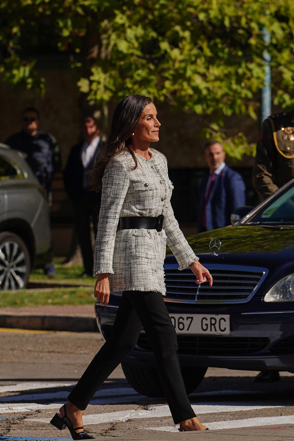 Królowa Letycja w eleganckiej stylizacji z butami mary-jane, spaceruje po ulicy.