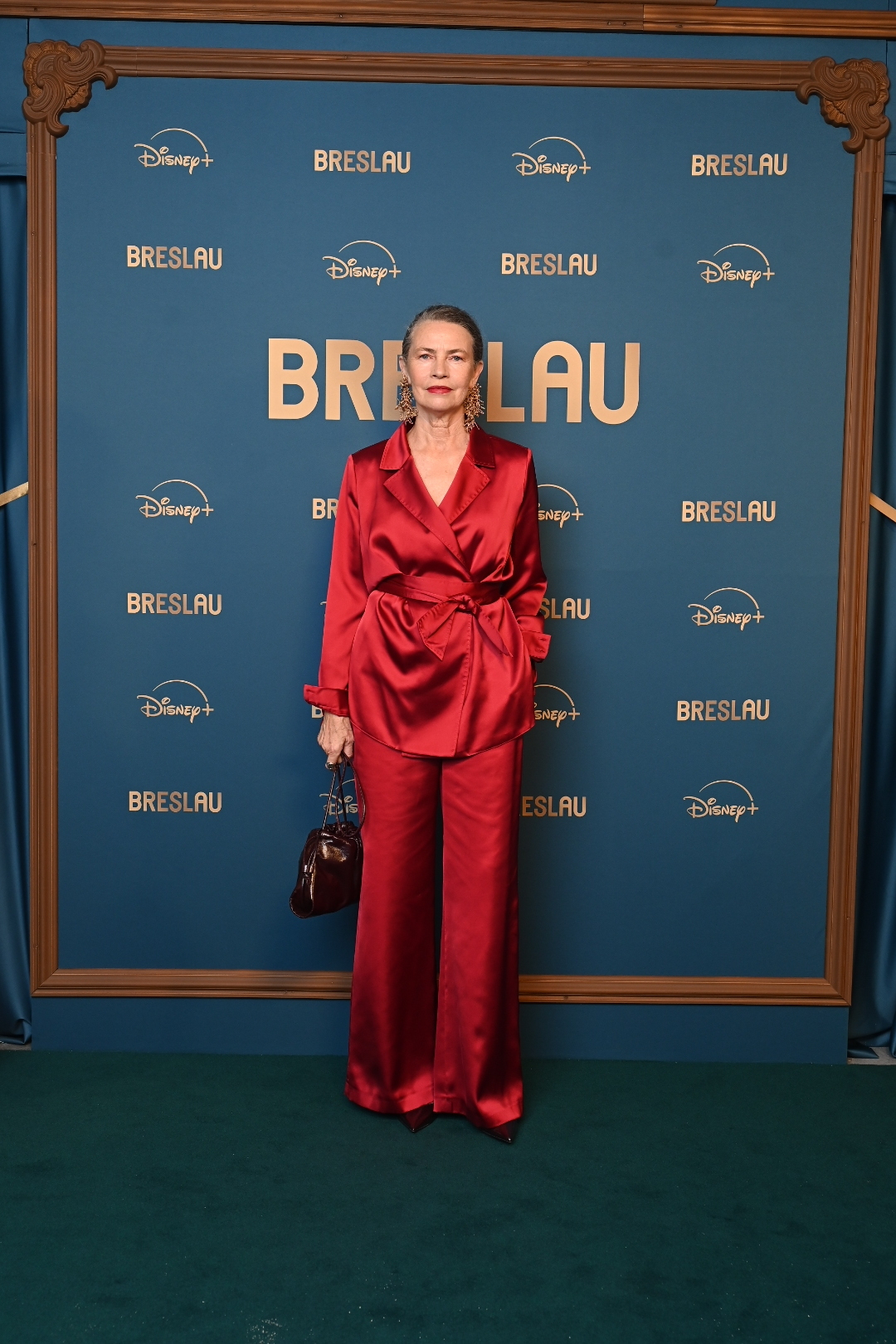 Lidia Popiel na premierze serialu "Breslau" w eleganckiej czerwonej marynarce z paskiem.