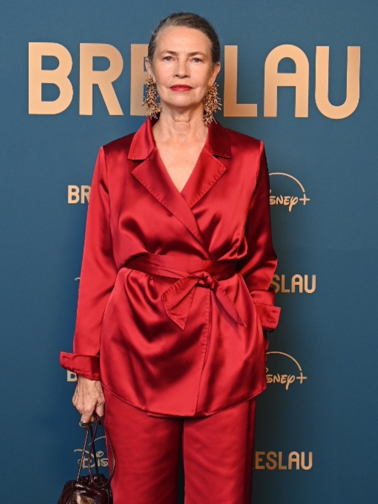 Lidia Popiel na premierze serialu "Breslau" w eleganckiej czerwonej marynarce z paskiem.