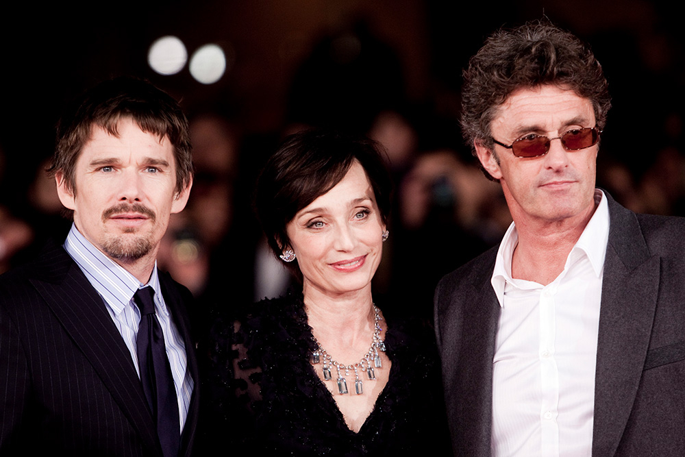 Paweł Pawlikowski z towarzyszami na czerwonym dywanie podczas wydarzenia filmowego.