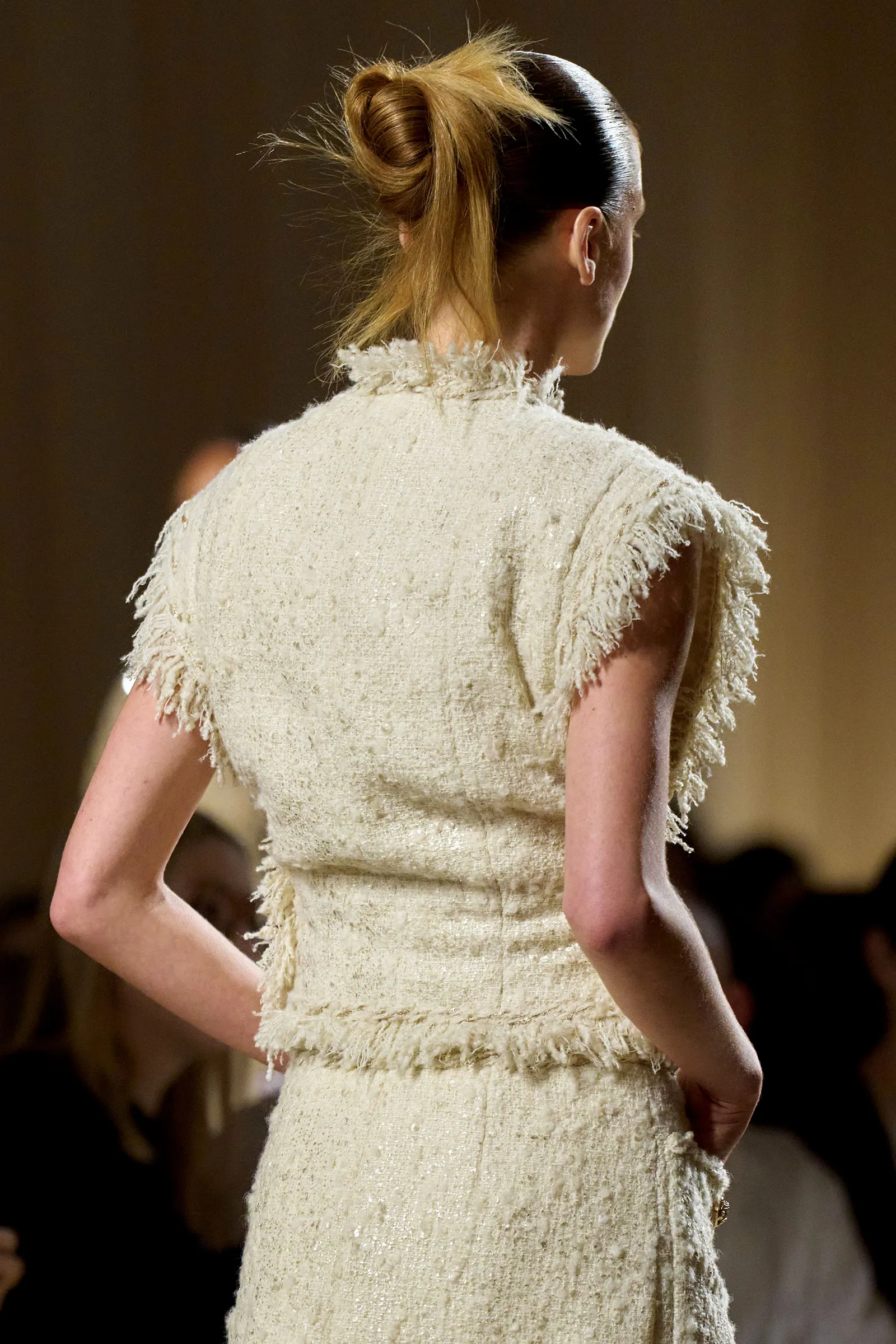 Fryzura z lat 2000. wraca w wielkim stylu za sprawą Chanel. Na pokazie haute couture jesień-zima 2025 klasyczny kok z efektem mokrych włosów zyskał nowoczesne, paryskie wykończenie. 