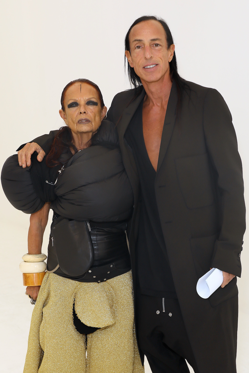 Rick Owens i Michele Lamy pozują razem w charakterystycznych, awangardowych stylizacjach.