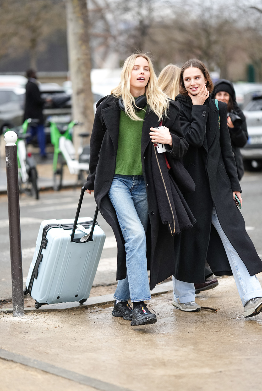 Mniej znaczy więcej – tę zasadę stosuje modelka, sięgając po proste jeansy i wygodne buty. Fot. Edward Berthelot/Getty Images