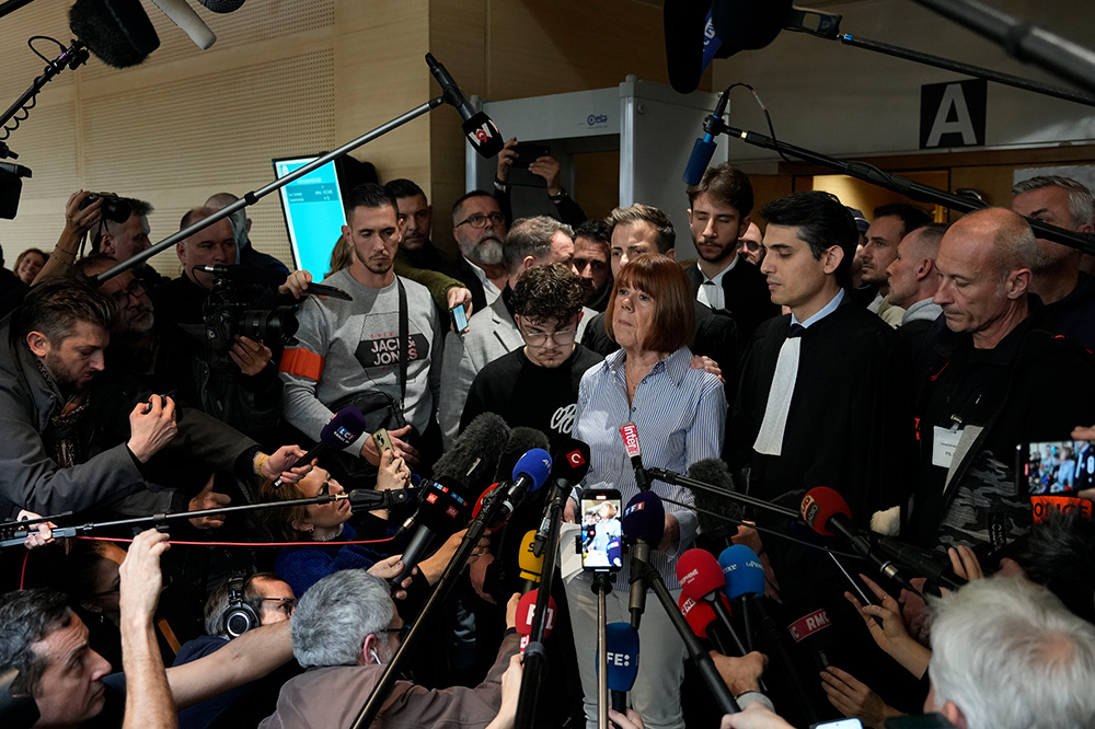 Gisèle Pelicot otoczona przez tłum dziennikarzy i fotoreporterów, podczas ważnej konferencji prasowej.