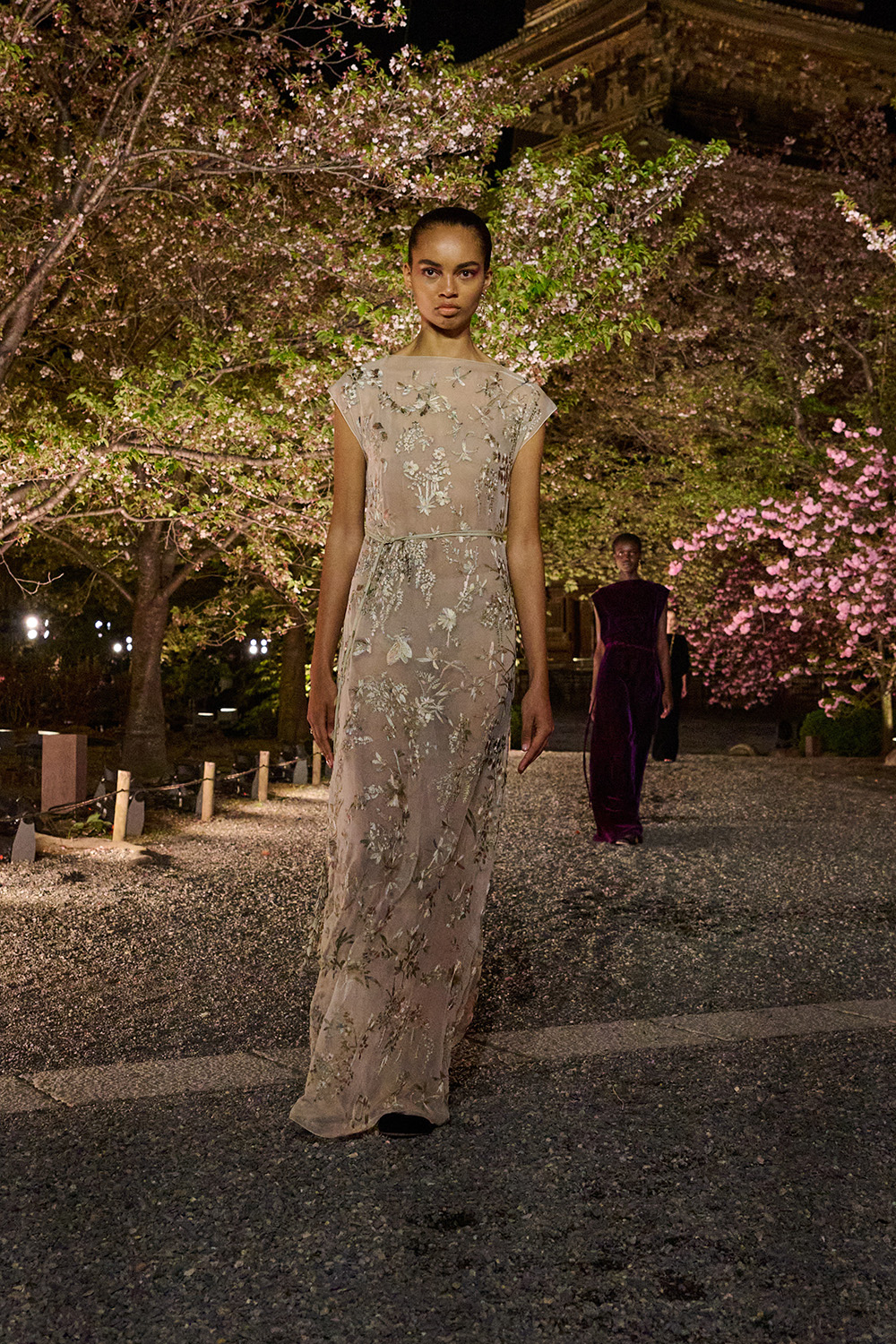 Najnowsza kolekcja domu mody Dior pre-Fall 2025 hołduje dalekowschodniej tradycji ubioru, odnosi się też do archiwów marki. Jak dziś nos się Miss Dior?