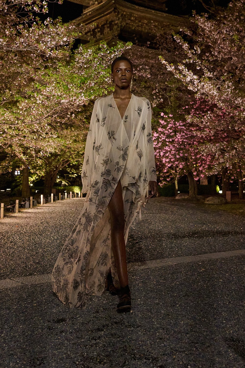 Najnowsza kolekcja domu mody Dior pre-Fall 2025 hołduje dalekowschodniej tradycji ubioru, odnosi się też do archiwów marki. Jak dziś nos się Miss Dior?