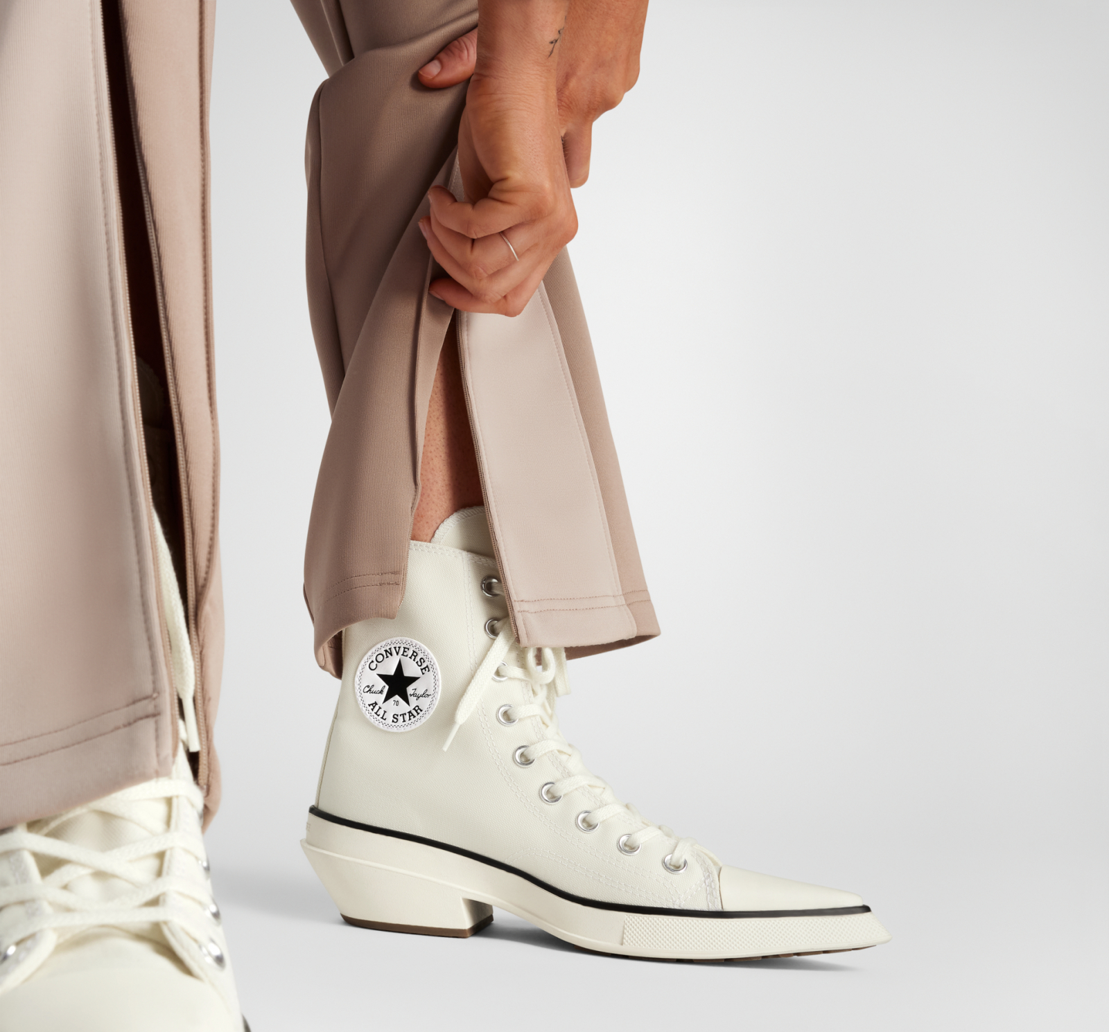 Na zdjęciu widać trampki Chuck 70 De Luxe Pointed.