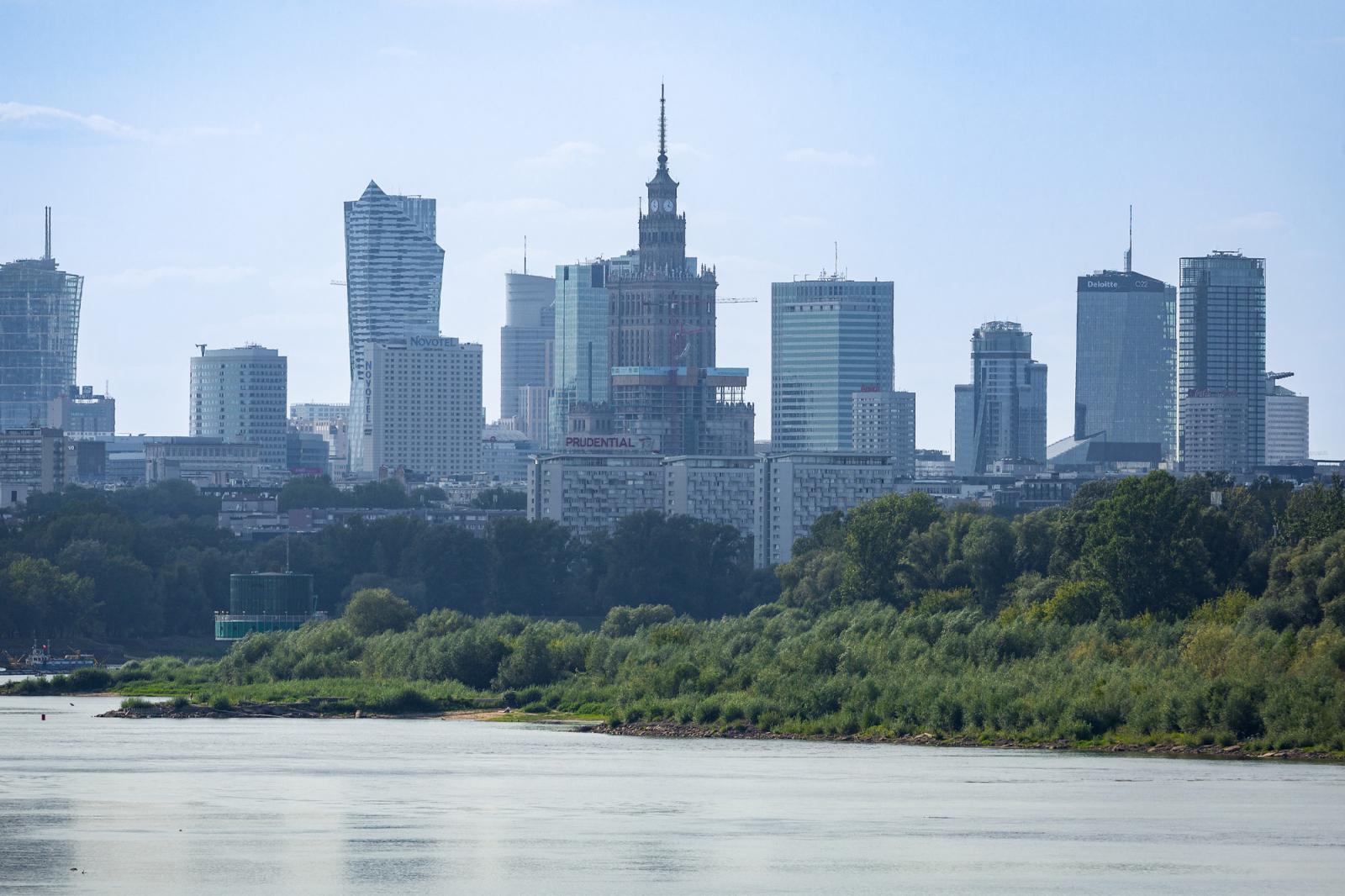 Warszawa, panorama z charakterystycznym Pałacem Kultury i Nauki oraz nowoczesnymi wieżowcami w tle.
