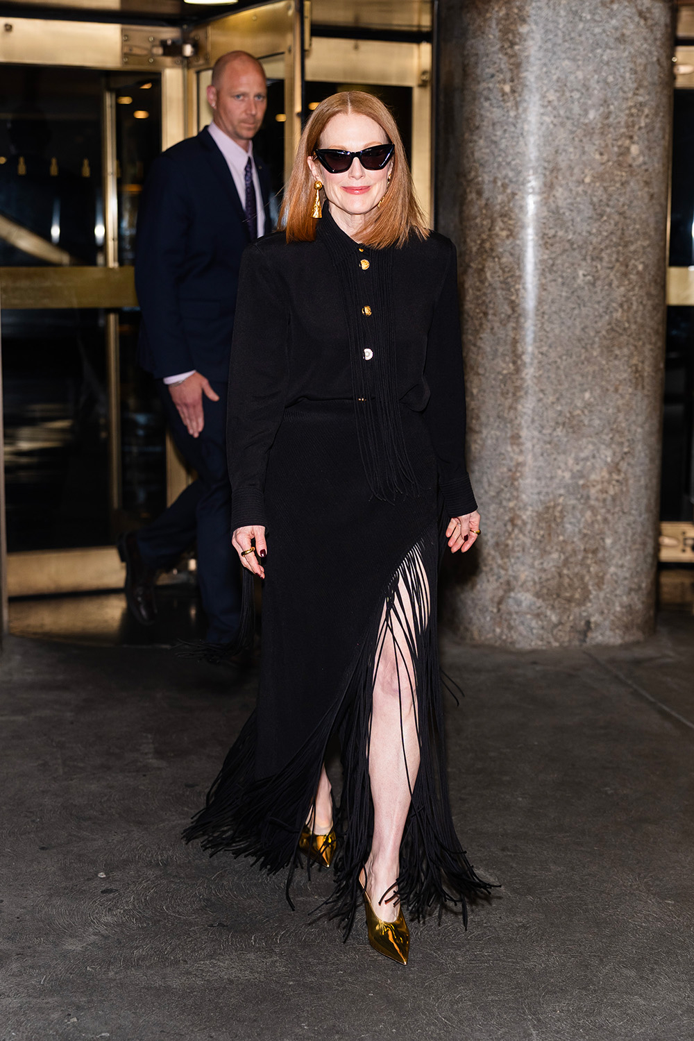 Julianne Moore sięga po oryginalne buty damskie w złotym kolorze. To najbardziej dekoracyjny element jej monochromatycznej stylizacji. (Fot. TheStewartofNY/GC Images)