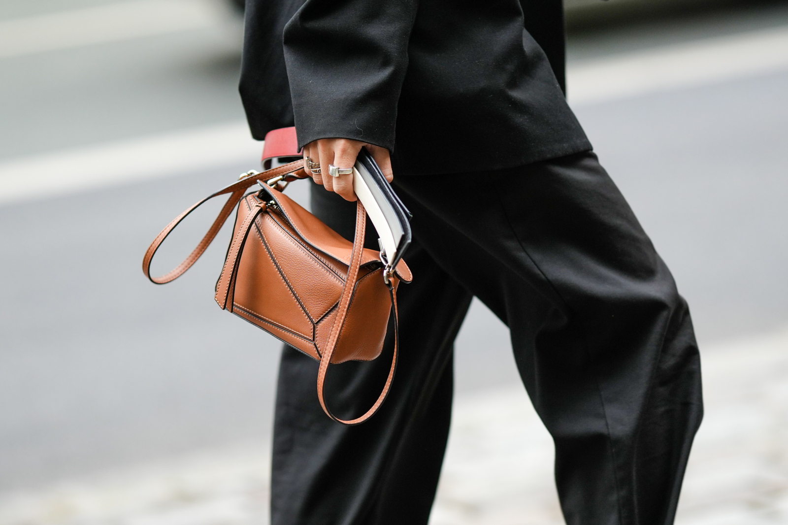 Zaprojektowana przez Jonathana Andersona dla Loewe Puzzle Bag (Fot. Edward Berthelot/Getty Images)