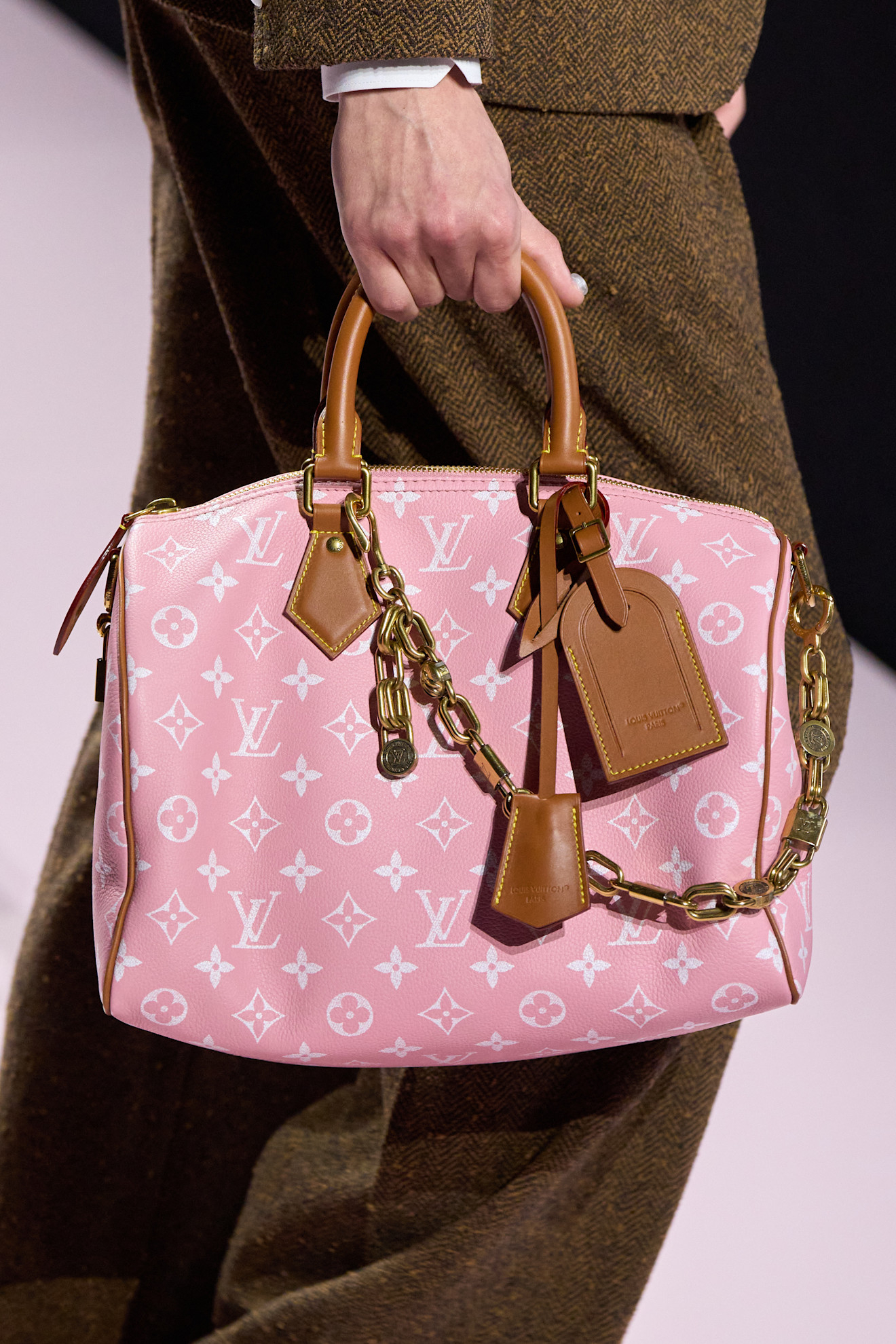 Różowa torebka Louis Vuitton z kolekcji męskiej jesień-zima 2025-2026 / (Fot. Spotlight. Launchmetrics )