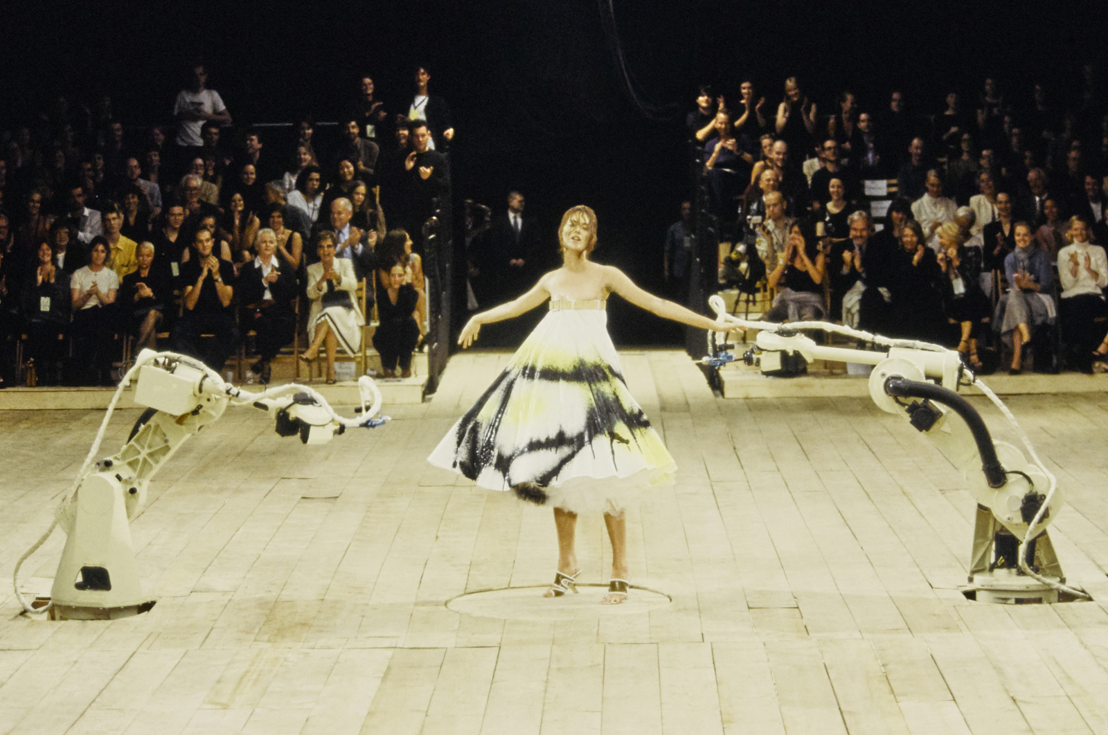 Alexander McQueen wiosna-lato 1999 (Fot. Guy Marineau/Conde Nast via Getty Images)