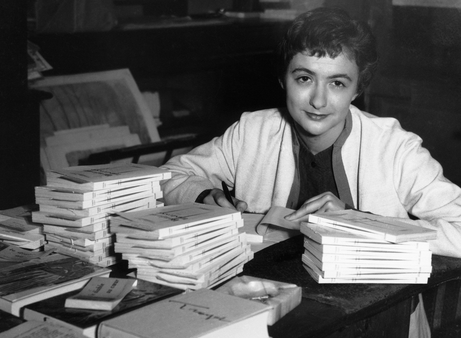 19-letnia Françoise Sagan podpisuje debiutancką powieść „Witaj smutku w 1954 roku (Fot. Keystone-France/Gamma-Keystone via Getty Images)