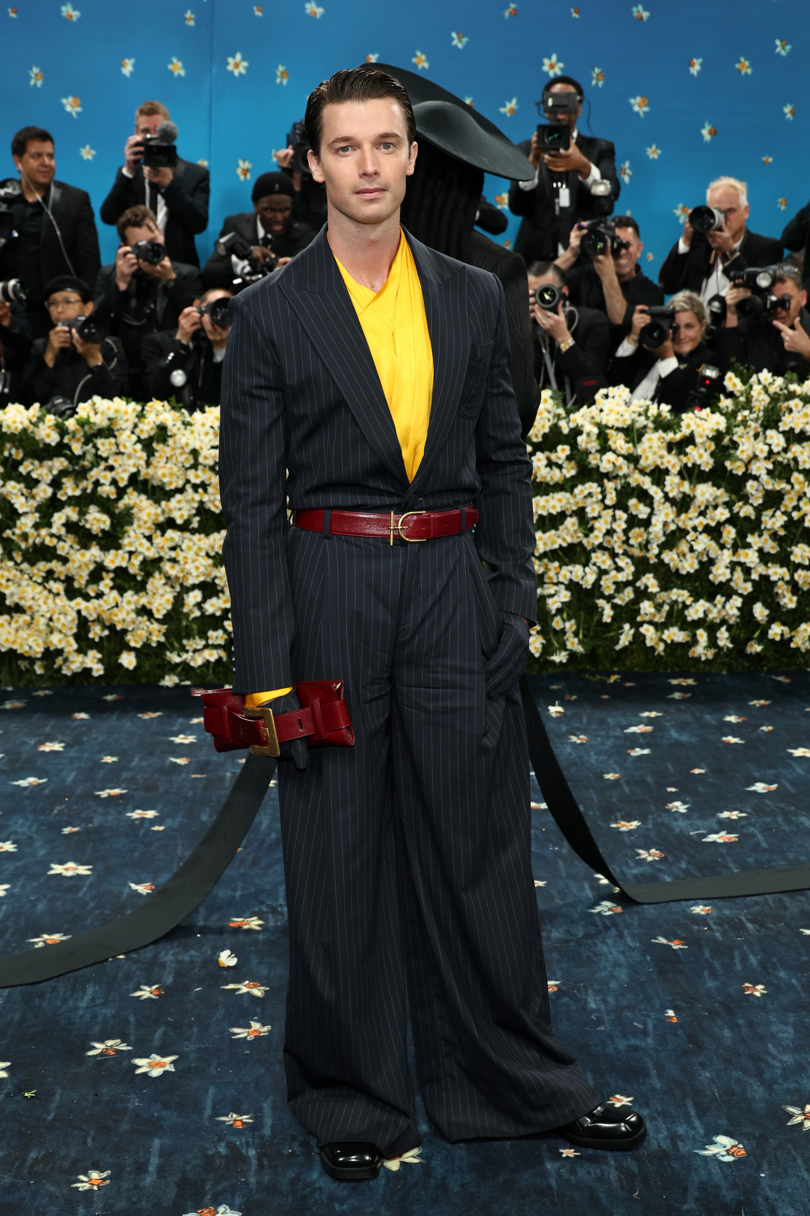 Patrick Shwarzenegger na czerwonym dywanie MET Gali 2025 / (Fot. Jamie McCarthy/Getty Images)