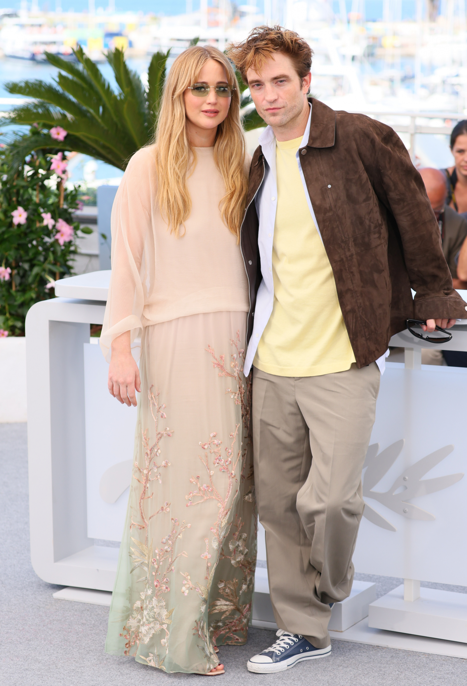 Jennifer Lawrence i Robert Pattinson na festiwalu filmowym w Cannes, prezentują się w eleganckich stylizacjach.