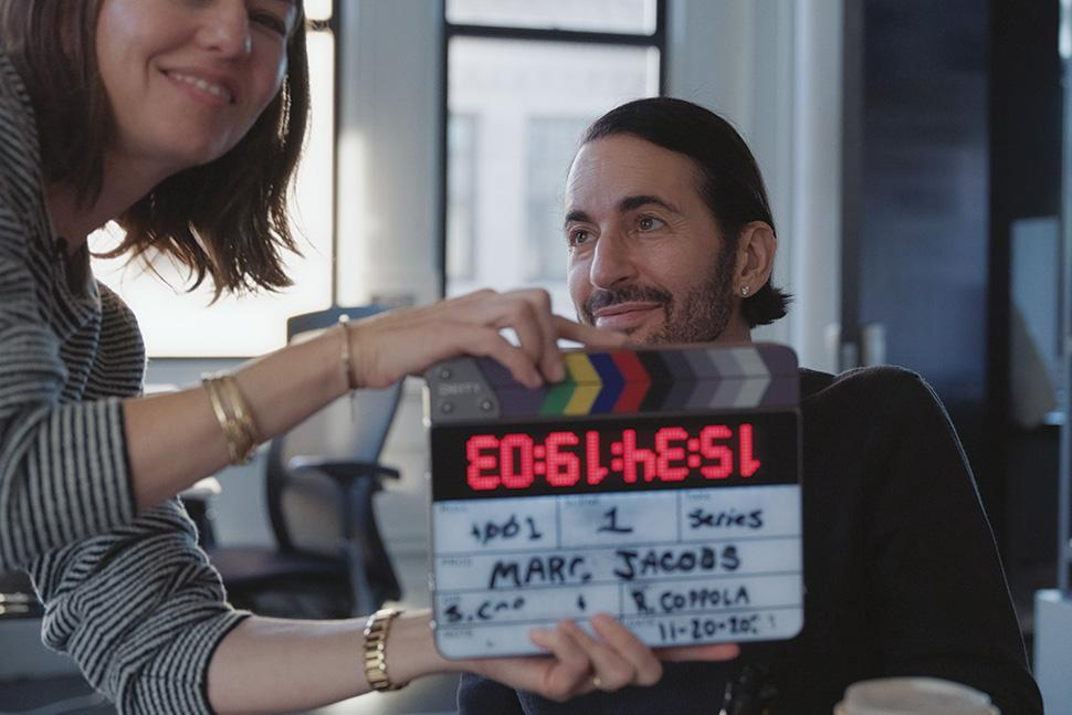Sofia Coppola z karteczką filmową, na której widnieje nazwisko Marc Jacobs. Scena z planu zdjęciowego.