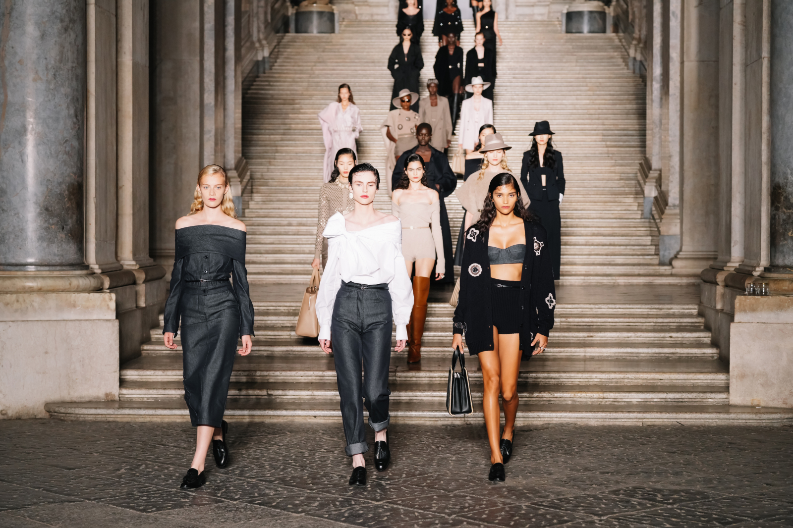 Pokaz mody Max Mara Resort 2026, modelki na schodach, różnorodne stylizacje i kolory.