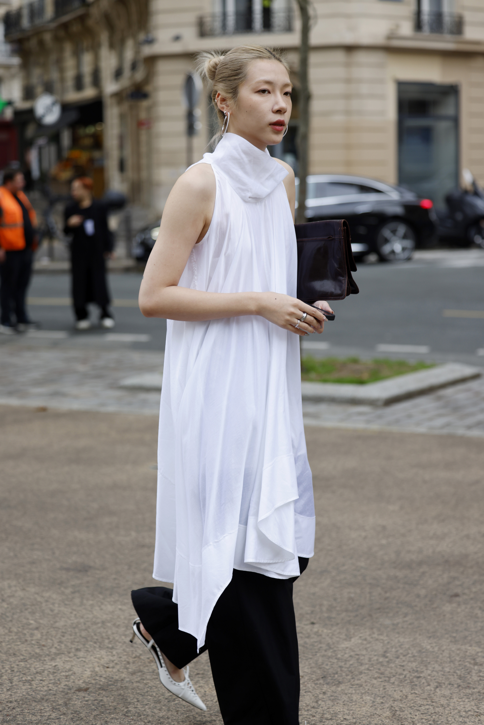 Eleganckie stylizacje z tuniką i spodniami nosimy na wieczorowe przyjęcia (Fot. Claudio Lavenia/Getty Images)