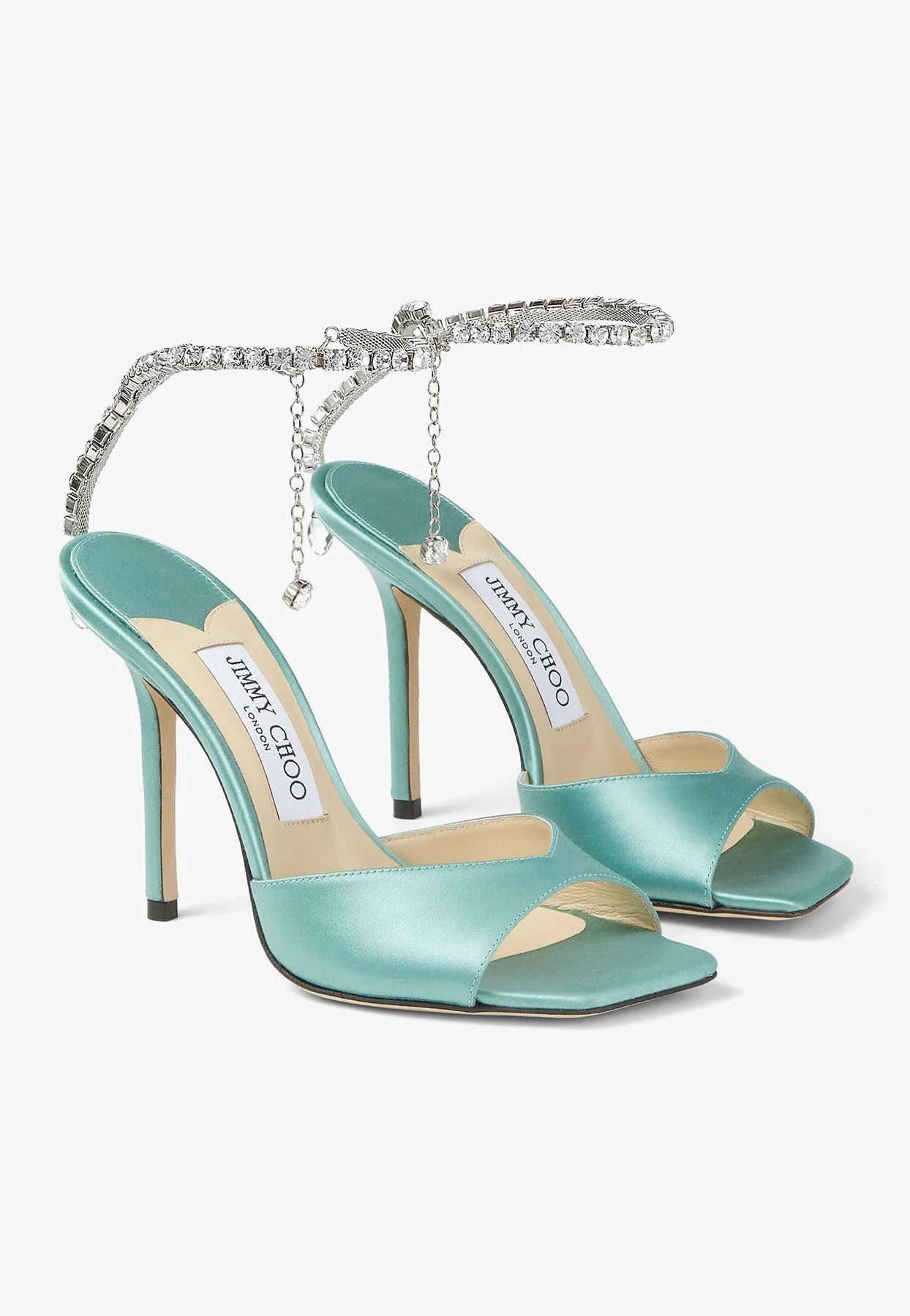 Turkusowe sandały na obcasie z biżuteryjnym zdobieniem Jimmy Choo, 2543 zł / (Fot. Materiały prasowe)