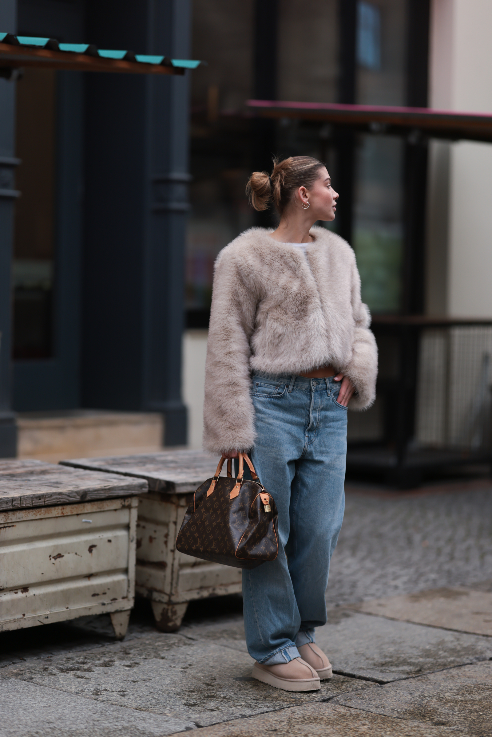 Krótkie buty Ugg i baggy jeans to sposób na nonszalancką stylizację w streetwearowym duchu / (Fot. Jeremy Moeller/Getty Images)