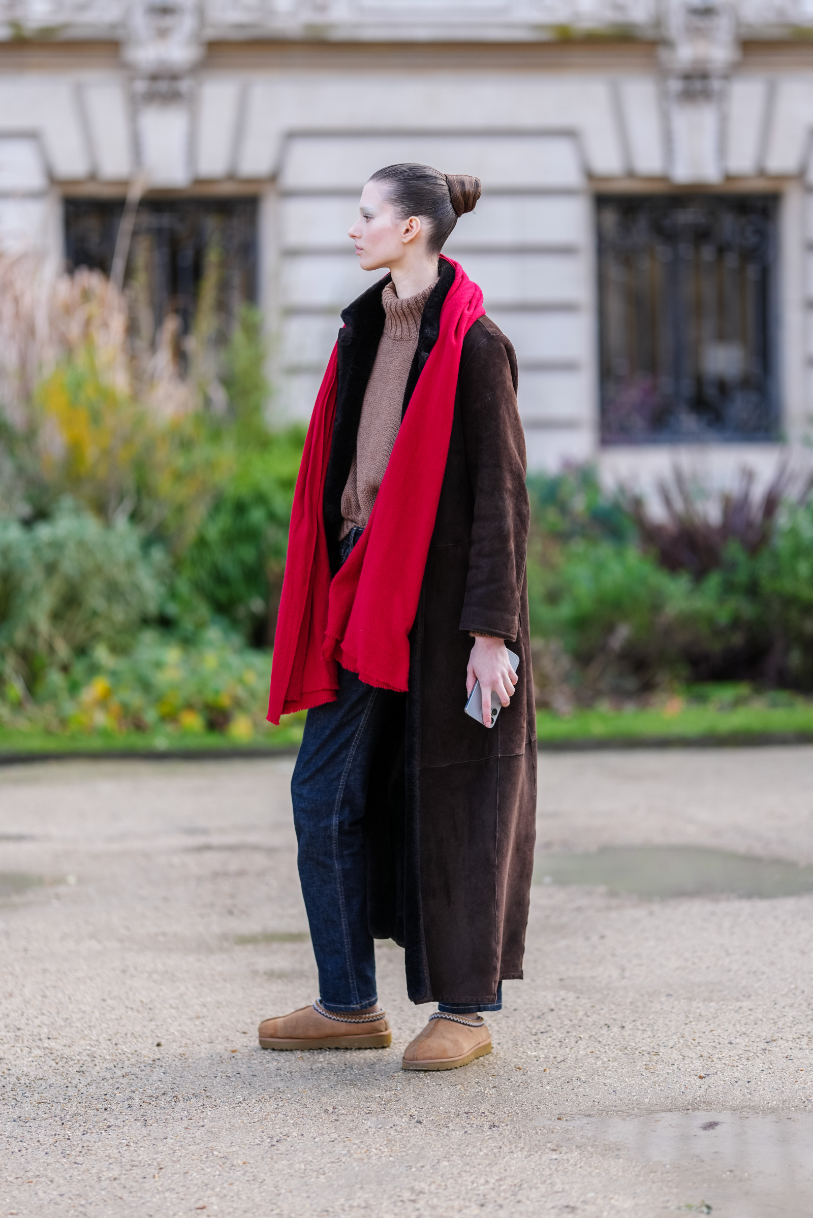 Krótkie Uggi i skinny jeans to klasyka jesiennych stylizacji / (Fot. Edward Berthelot/Getty Images)