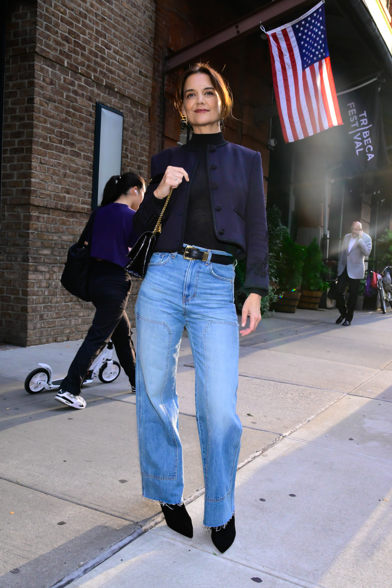 Katie Holmes stawia na granatowy żakiet bez klap do zestawu z prostymi jeansami z postrzępioną nogawką / (Fot. Raymond Hall/GC Images)