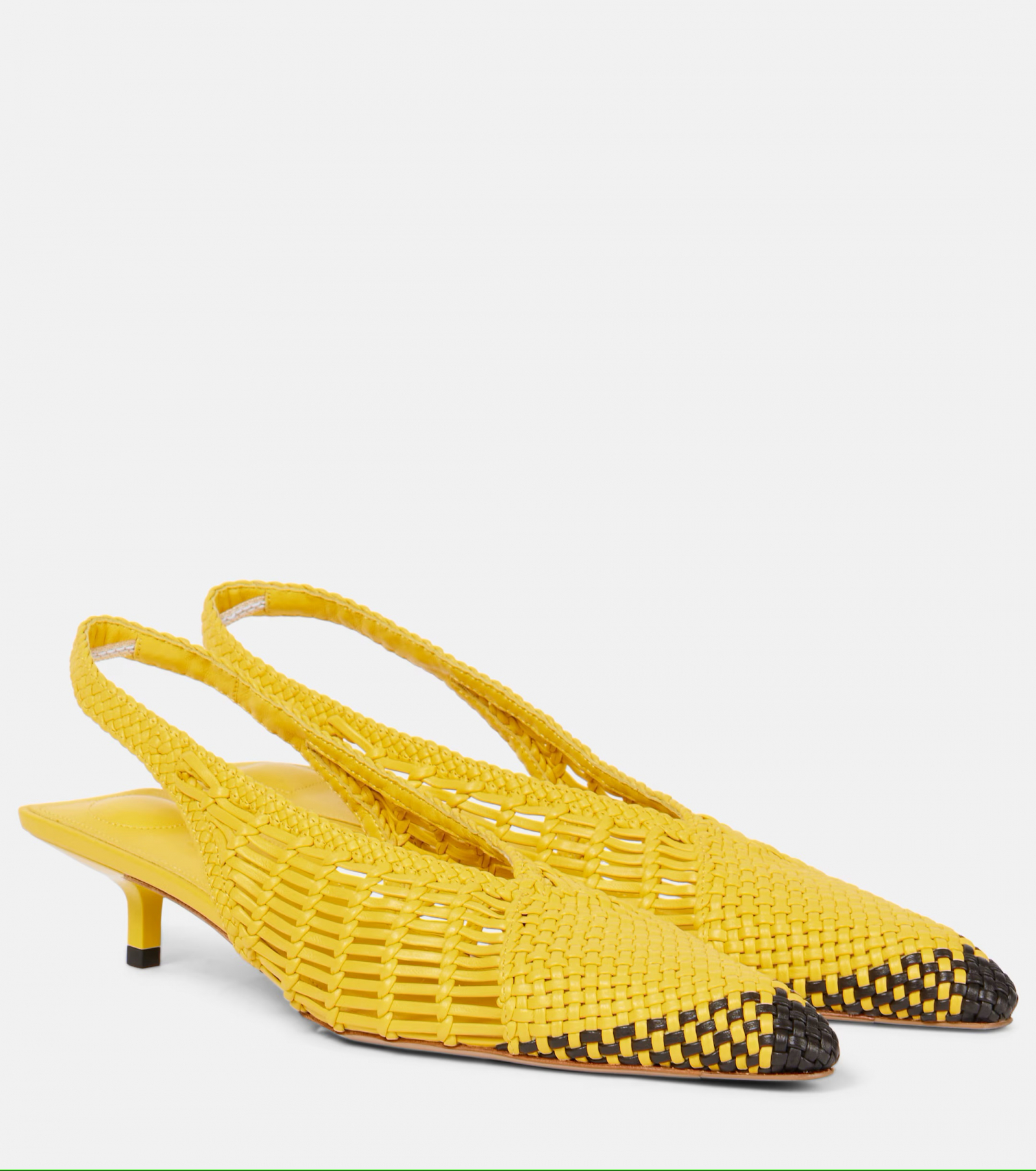 Plecione żółte buty na obcasie Jacquemus, 792 euro / (Fot. Materiały prasowe)