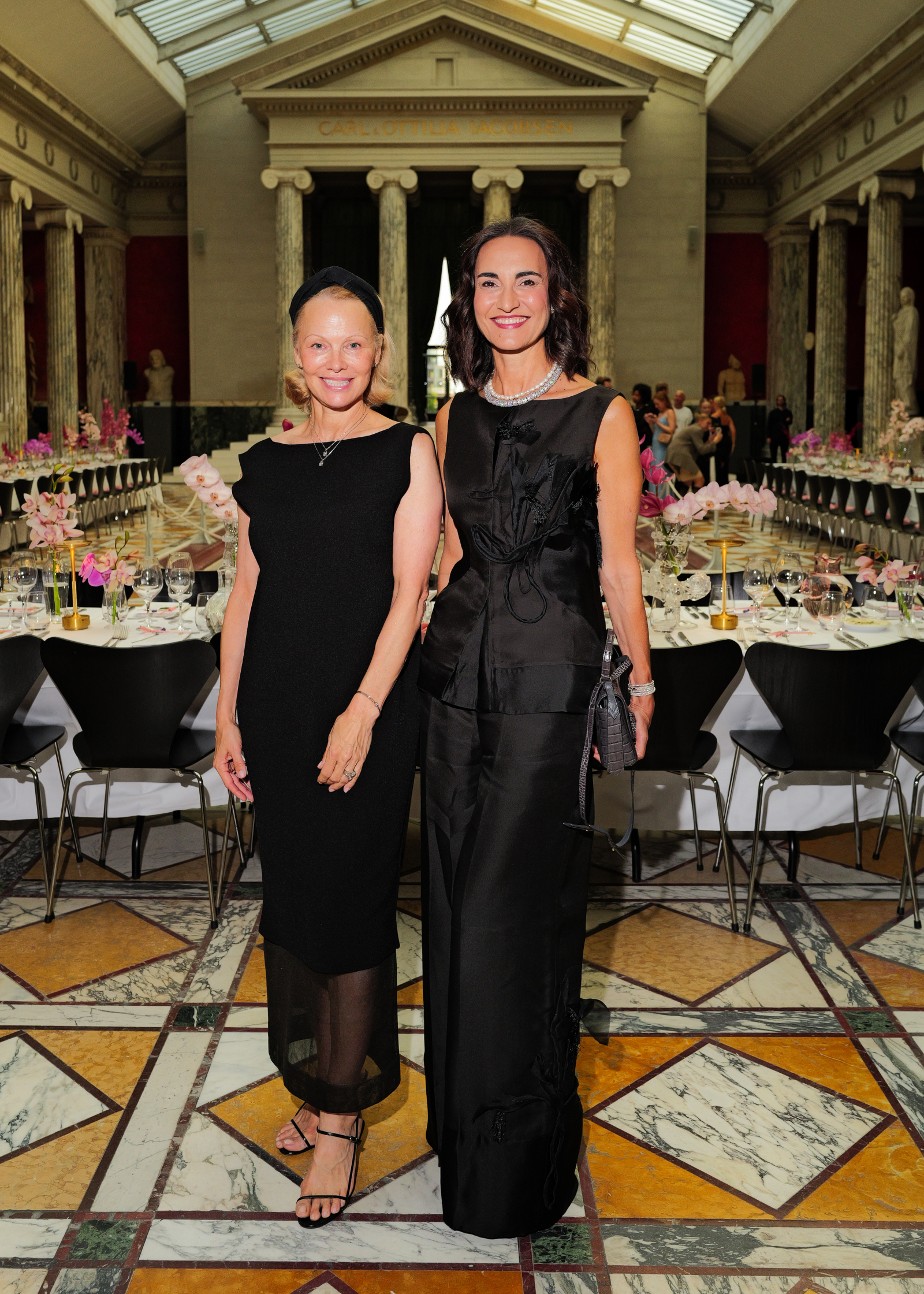 Pamela Anderson i Berta de Pablos-Barbier na kolacji Pandory w kopenhaskim Glyptoteket (Fot. Marco Bahler)