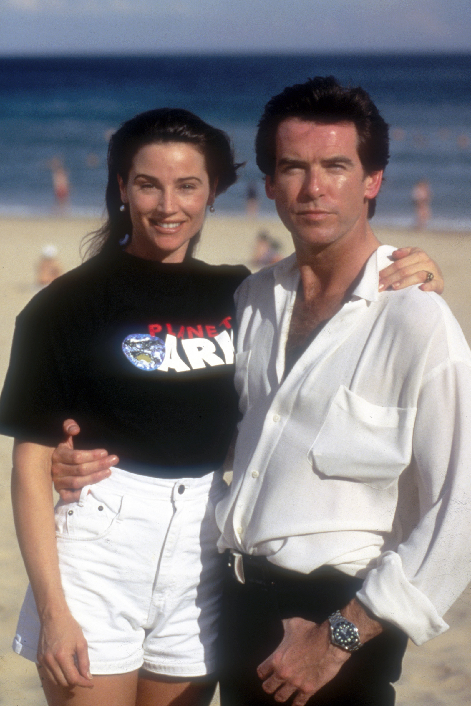 Pierce Brosnan i Keely Shaye Smith w 1995 roku (Fot. Peter Carrette Archive/Getty Images)