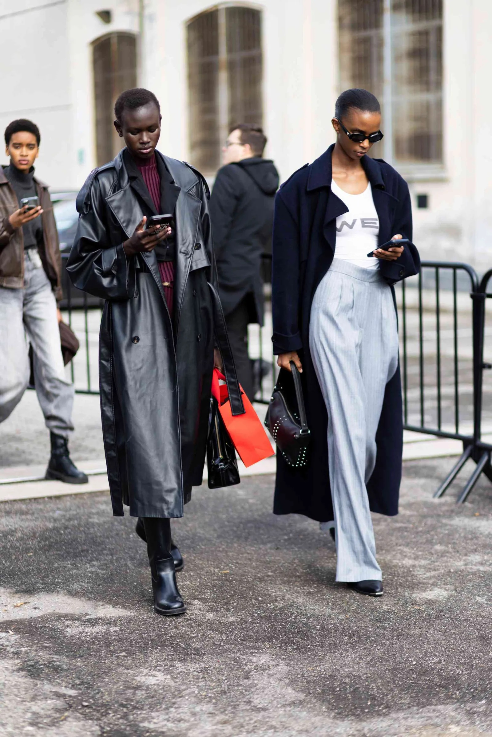 Street style podkreśla, że damska koszulka na ramiączkach to doskonały sposób na podkreślenie nowoczesności i elegancji w duecie ze spodniami (Fot. Valentina Frugiuele / Getty Images)