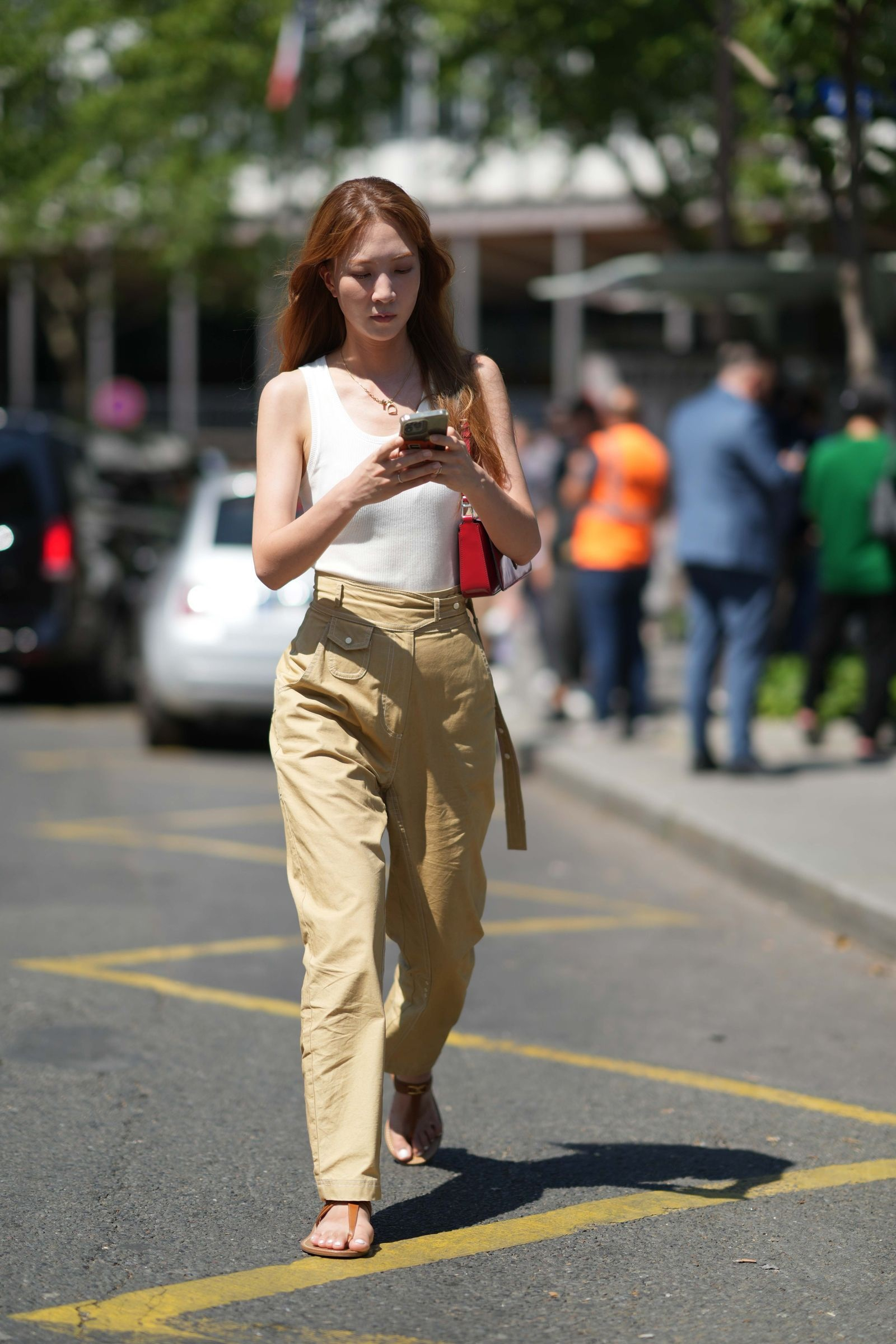 Tank top damski doskonale prezentuje się w towarzystwie eleganckich spodni, które łagodzą jego casualowy charakter (Fot. Getty Images)