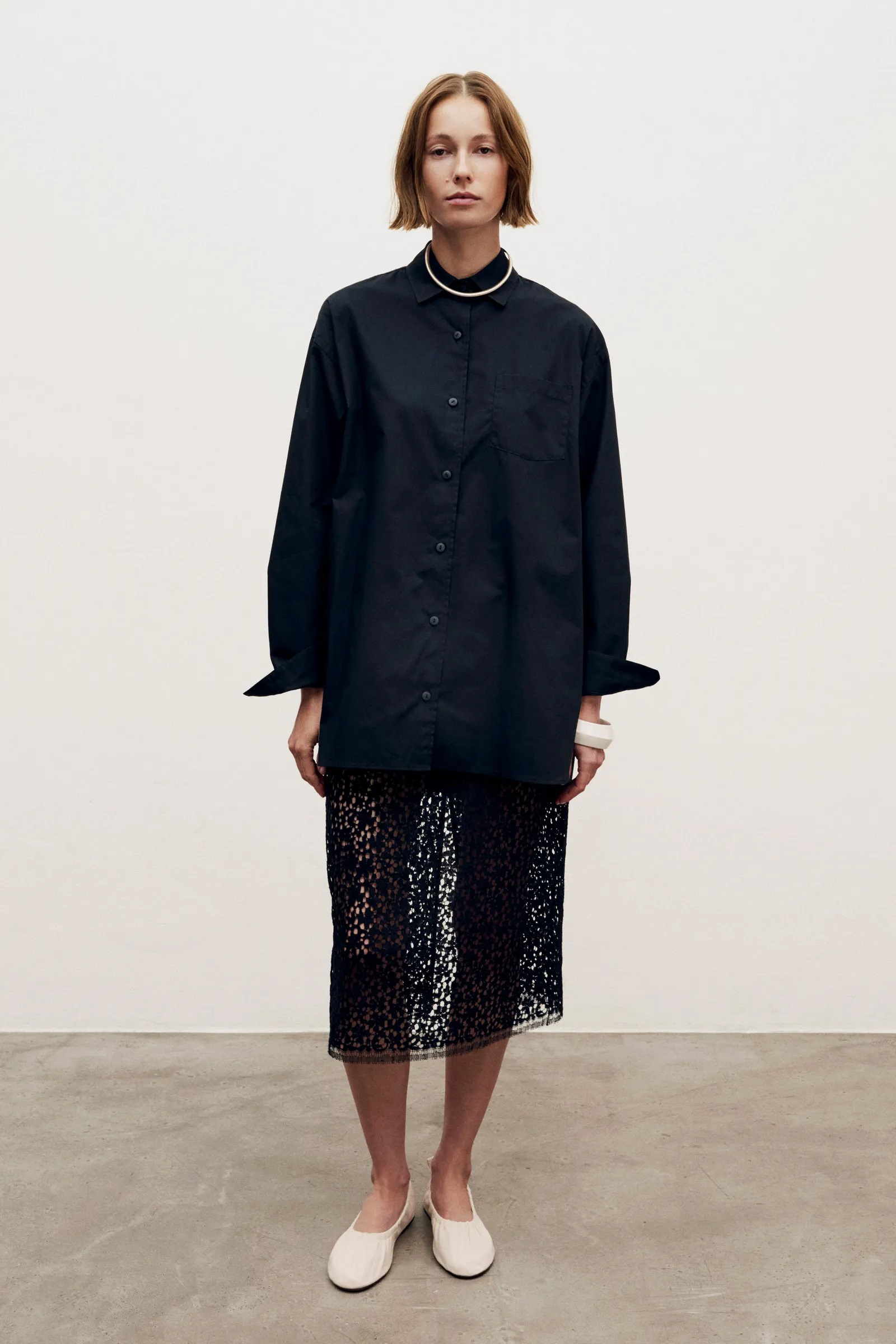 Zapinana na guziki koszula zestawiona z koronkową spódnicą. Maria McManus, pre-fall 2025