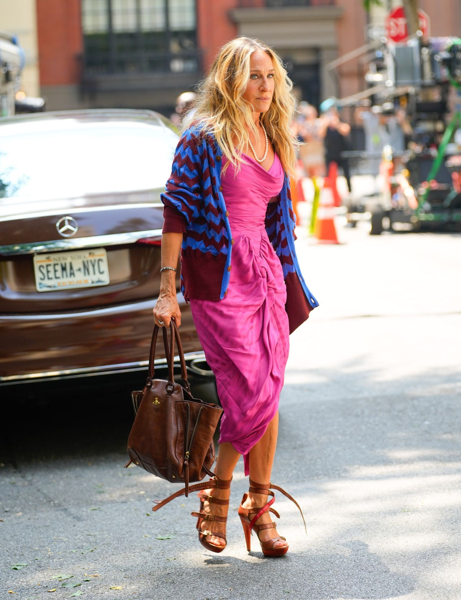 Sarah Jessica Parker inspiruje do wyboru sandałów boho do eleganckiej sukienki (Fot. Gotham/Getty Images)