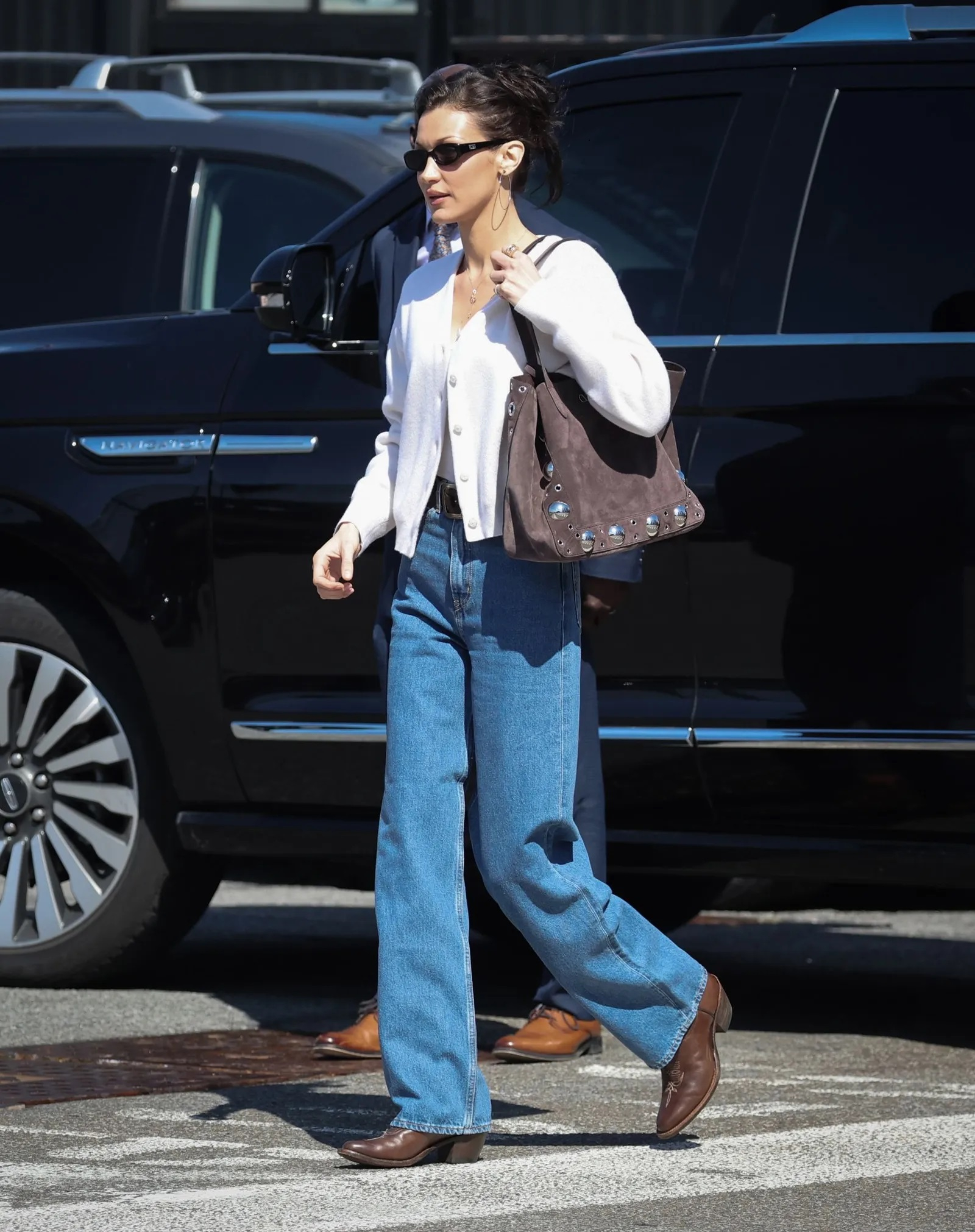 Bella Hadid inspiruje do noszenia stylizacji z kowbojskimi akcentami przez całe lato 2025 roku (Fot. Materiały prasowe Valentino)
