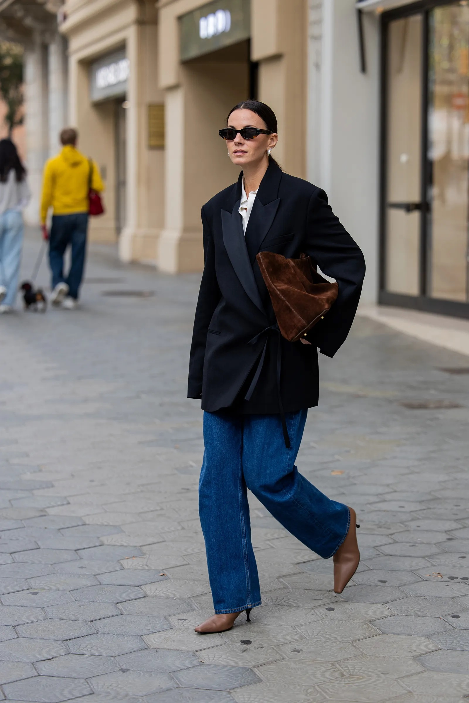 Brązowe kozaki w stylu retro to jeden z najmodniejszych trendów na lato 2025 roku, zwłaszcza jako dopełnienie eleganckich stylizacji (Fot. Christian Vierig/Getty Images)