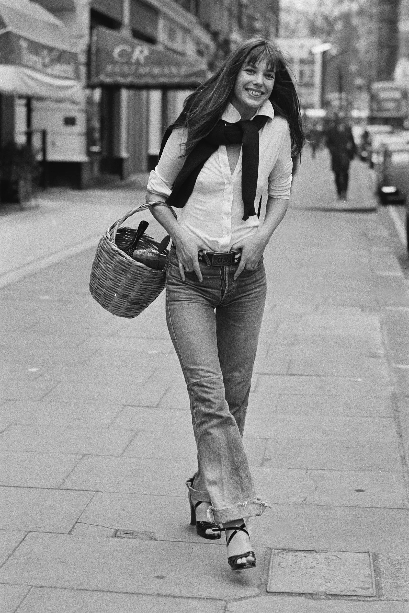 Jane Birkin w dzwonach i sandałach na obcasie z odkrytymi palcami (Fot. David Thorpe / Getty Images)